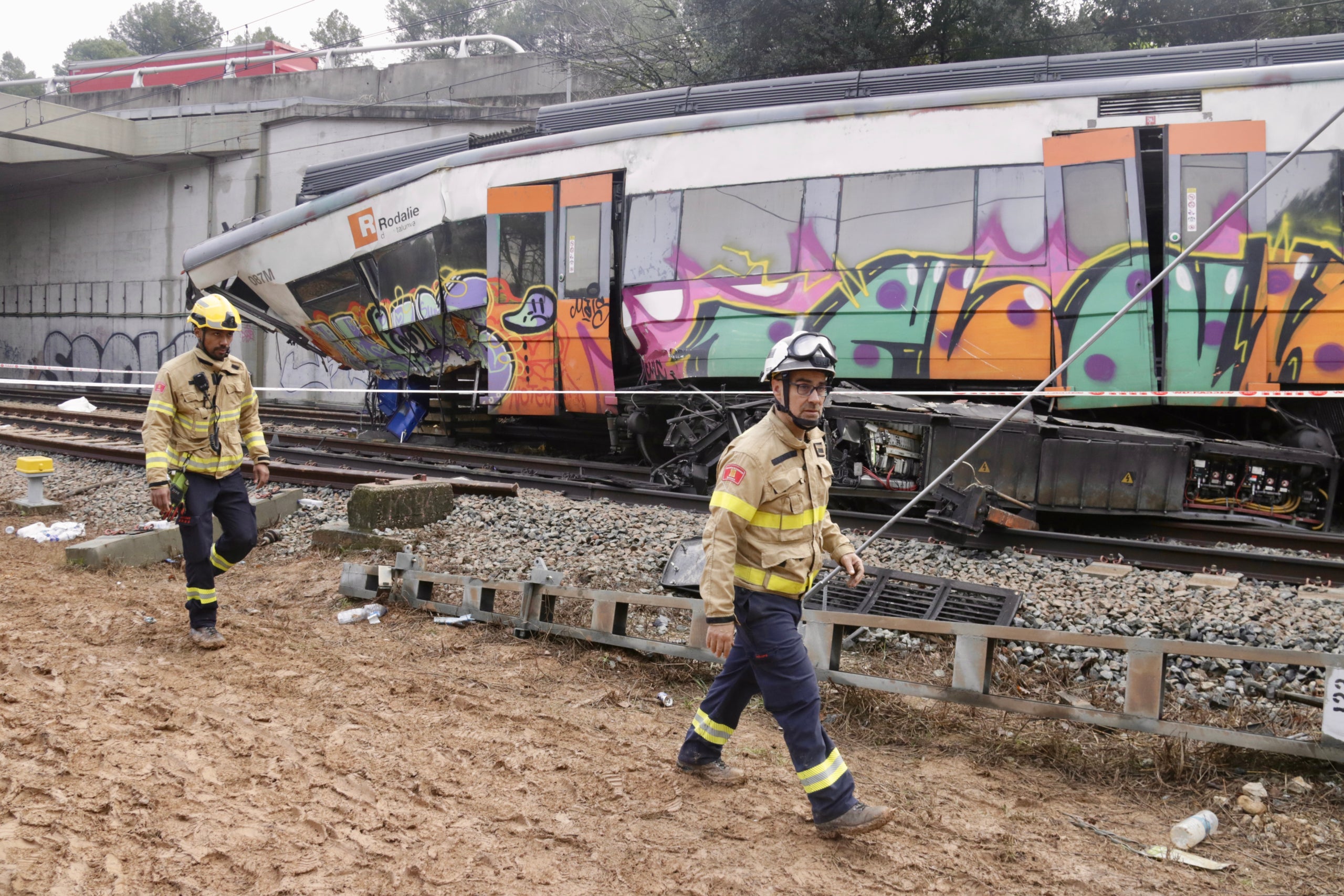 Diversos bombers a la zona del tren accidentat a Gelida / ACN