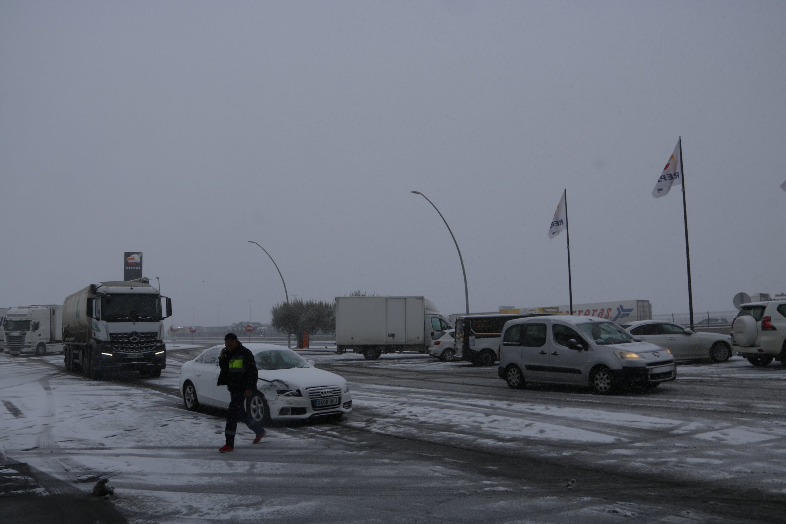 Nevada intensa en una àrea de servei de l'A-2, a Fonolleres | Oriol Bosch (ACN)