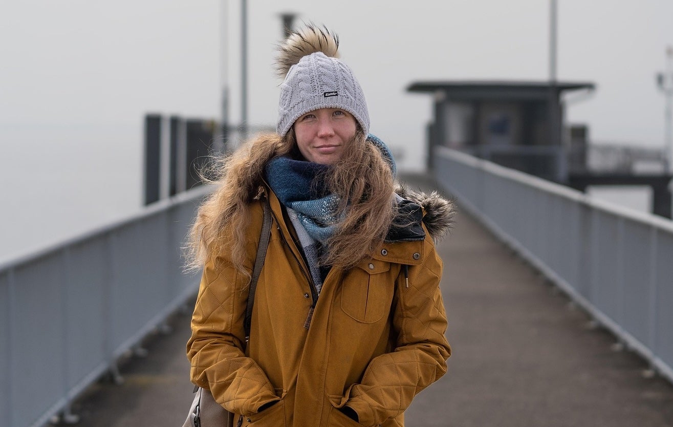 Una chica muy abrigada para afrontar el frío / Pixabay