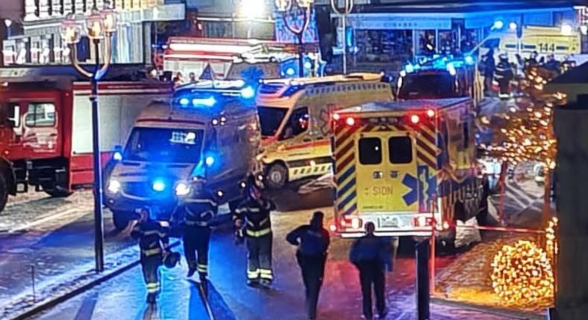 Els serveis d'emergència al ressort de Valais (Suïssa) on s'ha produït l'explosió / X