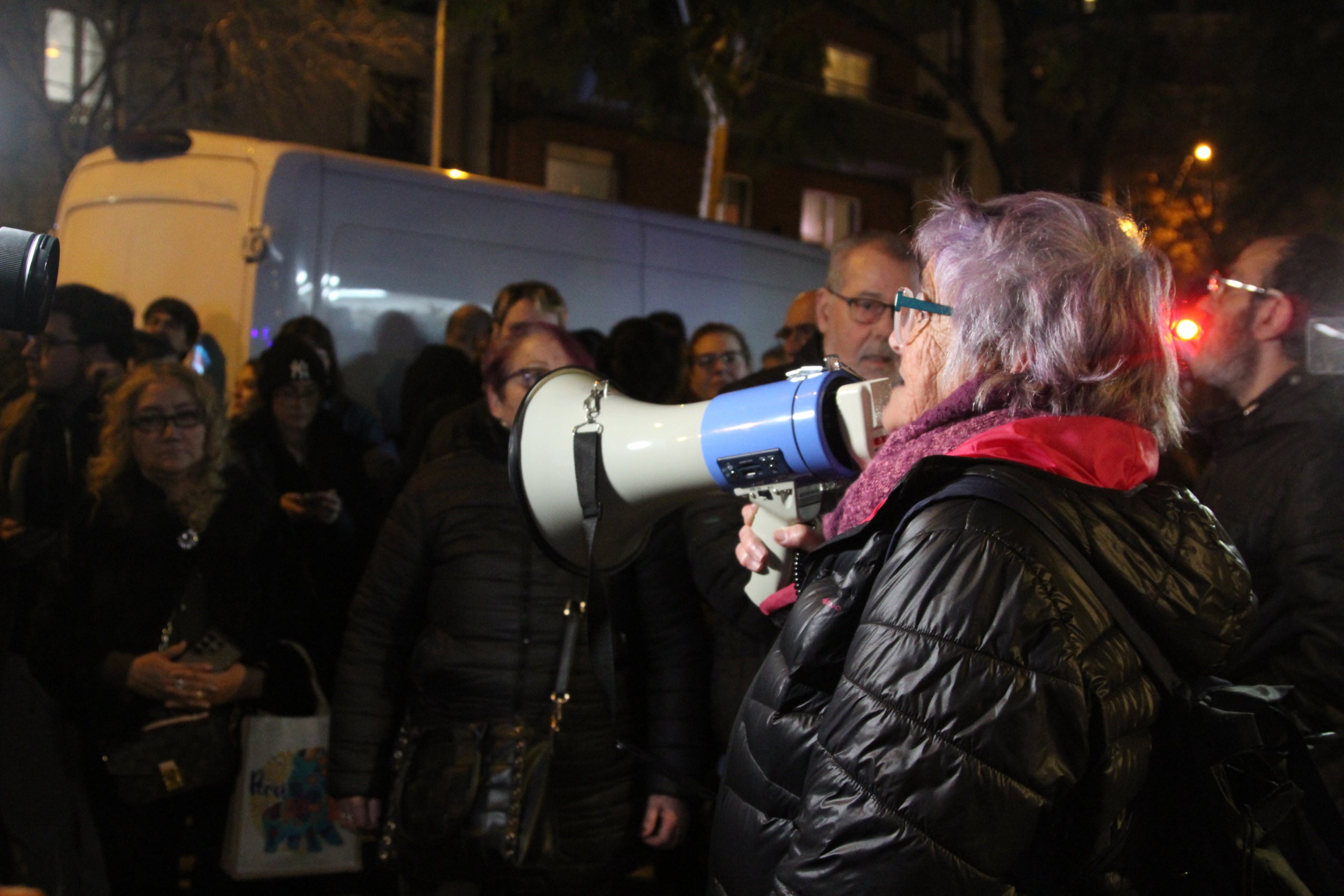 Concentració del moviment prohabitatge a les portes de la seu de Junts per protestar per la caiguda de la moratòria de desnonaments / A.R.