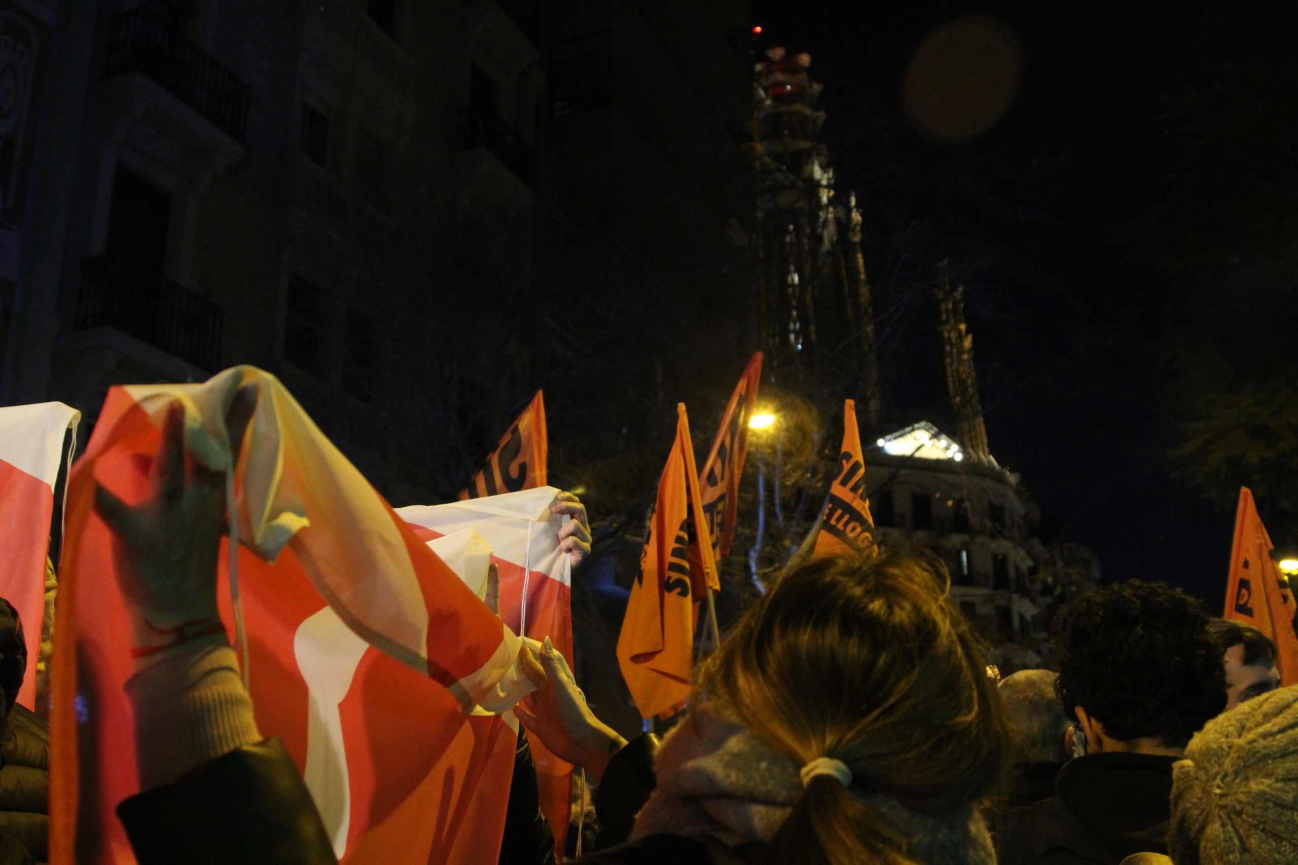 Concentració del moviment prohabitatge a les portes de la seu de Junts per protestar per la caiguda de la moratòria de desnonaments / A.R.