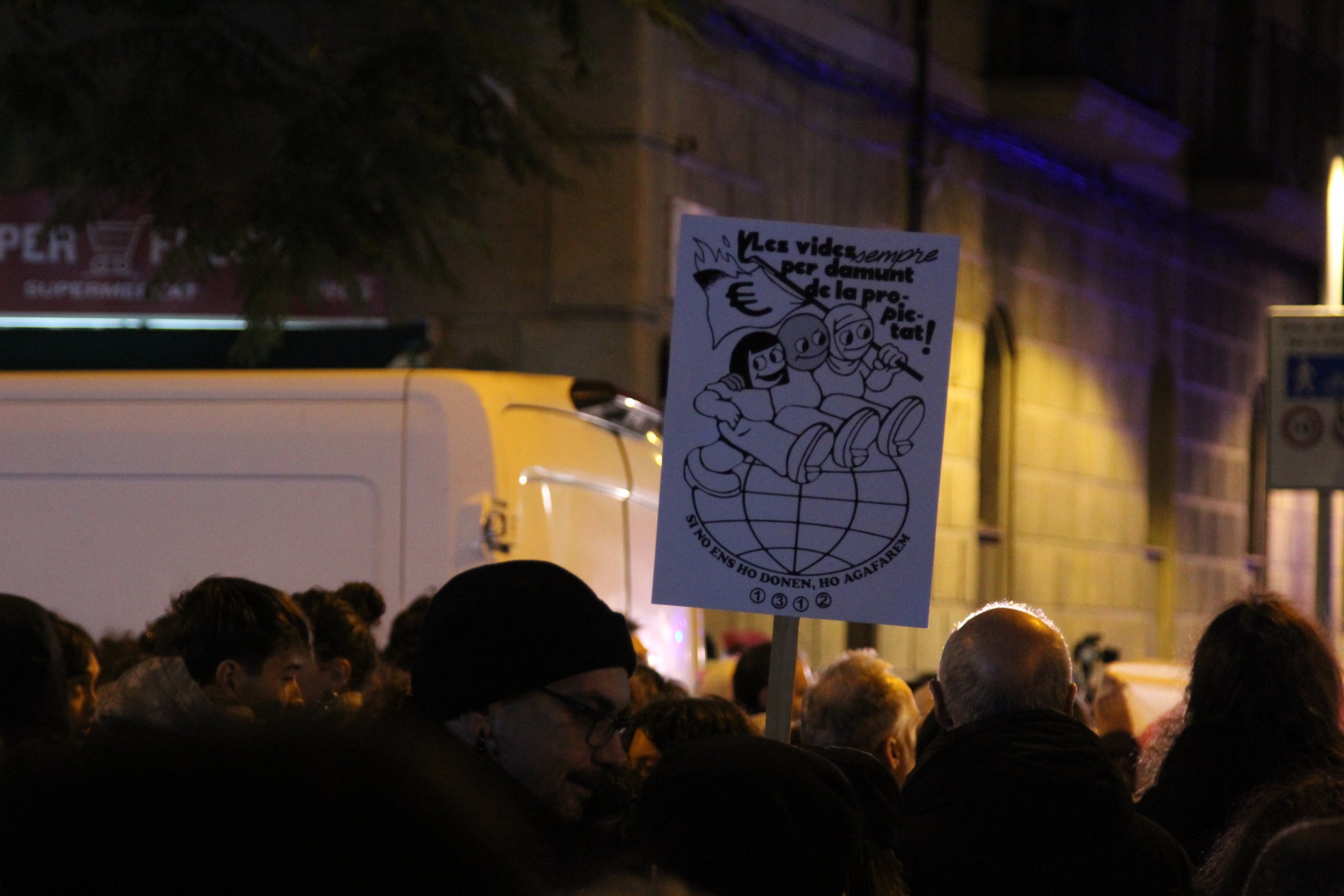 Concentració del moviment prohabitatge a les portes de la seu de Junts per protestar per la caiguda de la moratòria de desnonaments / A.R.