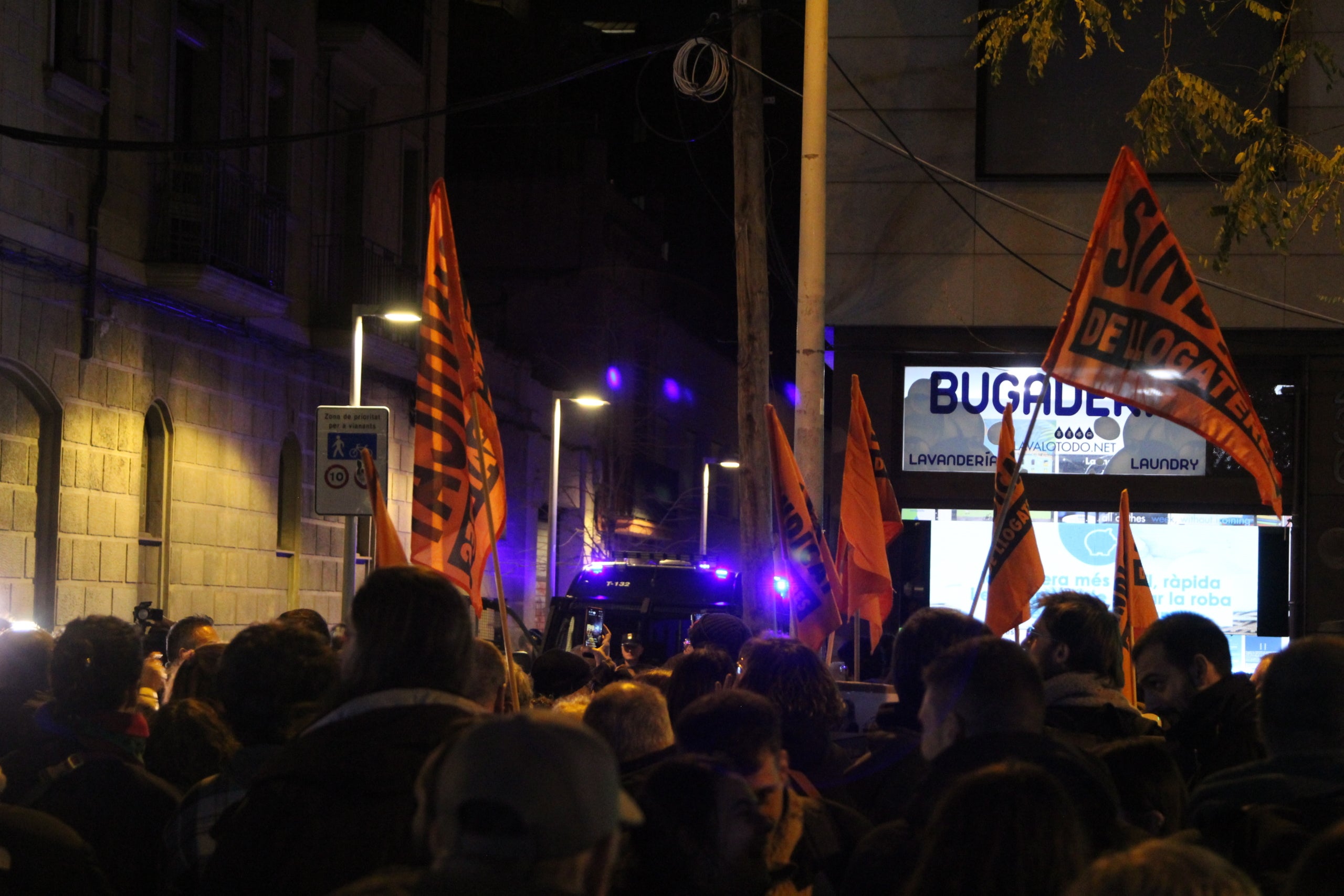 Concentració del moviment prohabitatge a les portes de la seu de Junts per protestar per la caiguda de la moratòria de desnonaments / A.R.