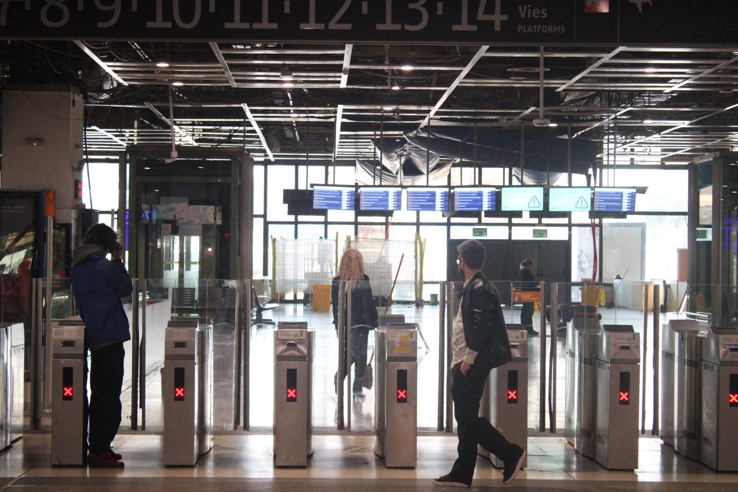 Personal de l'estació darrer dels torns d'accés a les vies de Rodalies | Jose Díaz