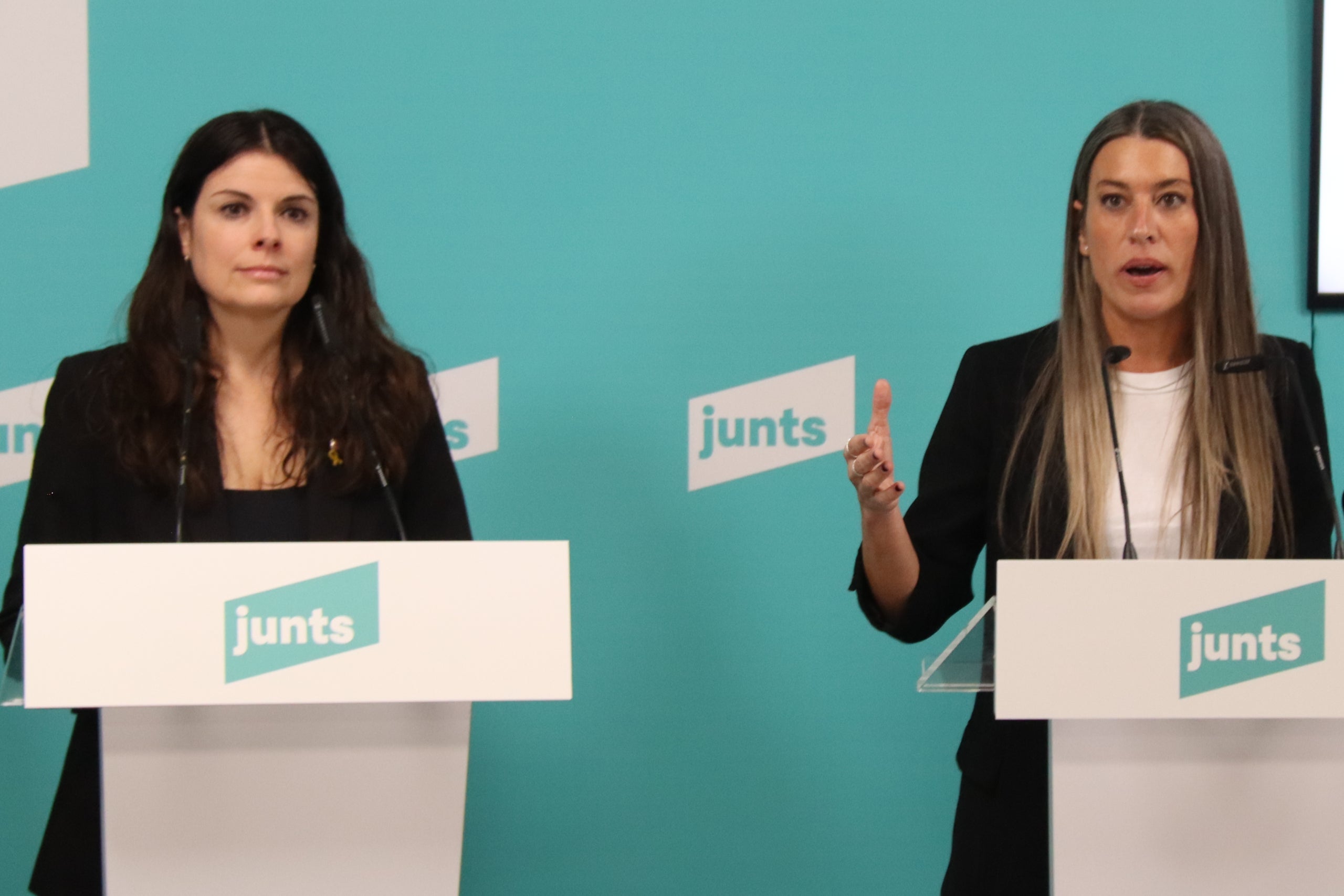 Les líders dels grups parlamentaris de Junts, Mònica Sales, del Parlament de Catalunya, i Míriam Nogueras, del Congrés, en la roda de premsa en què han exposat la seva posició sobre el finançament / ACN
