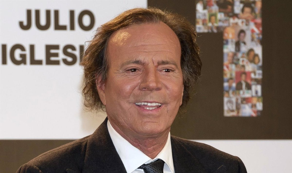 Julio Iglesias publica missatges de les extreballadores que l'acusen d'abús sexual - Europa Press