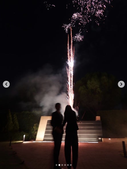 La parella publica fotografies davant dels focs artificials - Instagram
