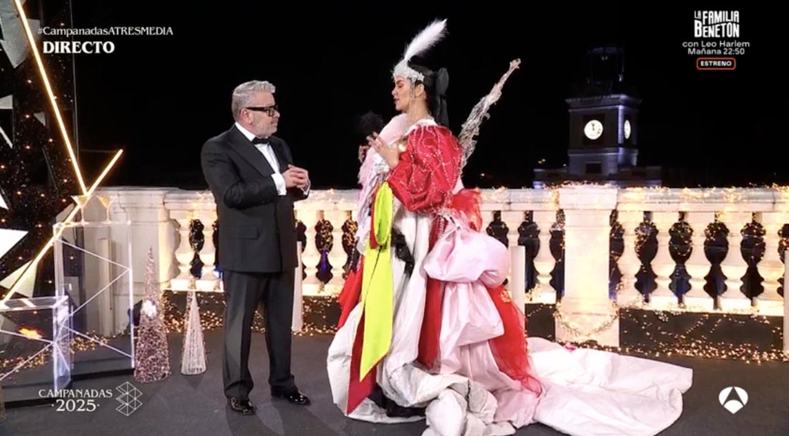 La presentadora ha tallat tots els vestits anteriors per crear-ne un de nou - Antena 3