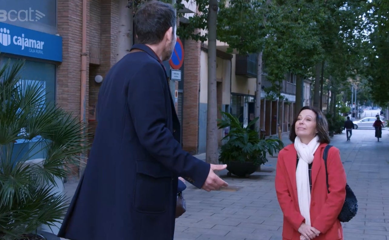 L'escena surrealista i ensucrada del Francesc amb la Sílvia a 'Com si fos ahir' | 3Cat.