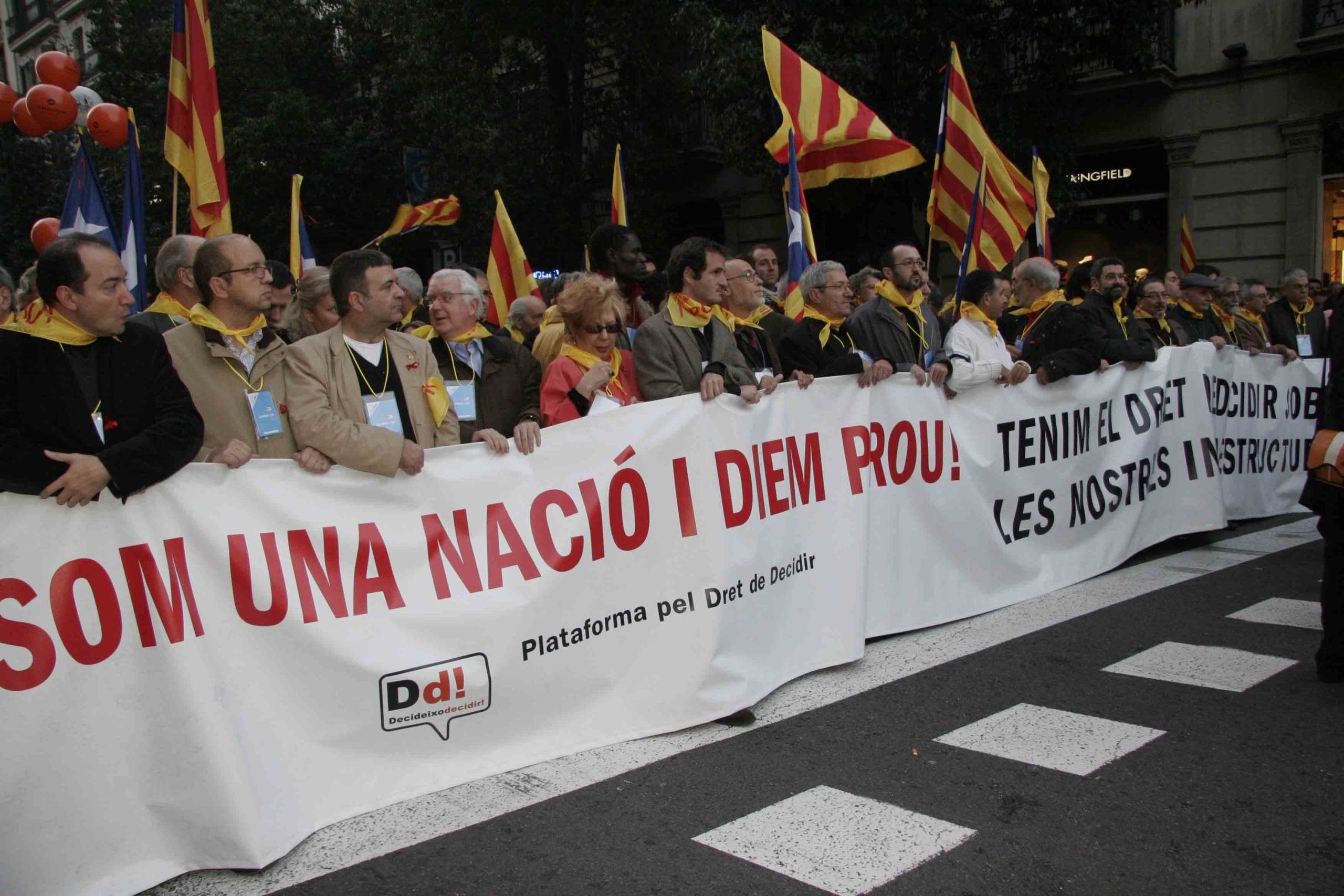 Part de la capçalera de la manifestació de l'1 de desembre del 2007 per les infraestructures, convocada per la Plataforma pel Dret a Decidir / ACN