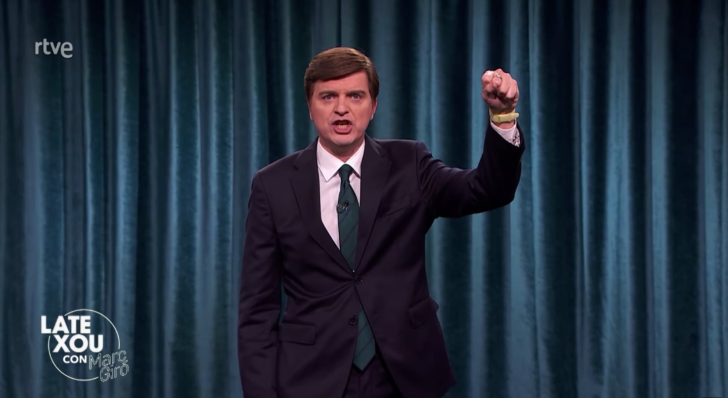 Marc Giró canta La Internacional en la despedida de TVE