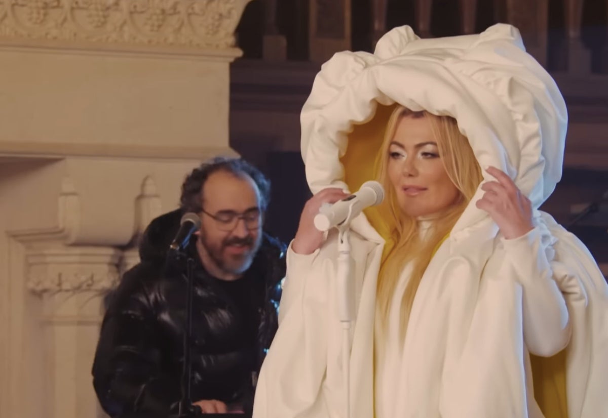  ¿Qué dicen las redes del look que ha utilizado Amaia con La Oreja de Van Gogh? |  RTVE