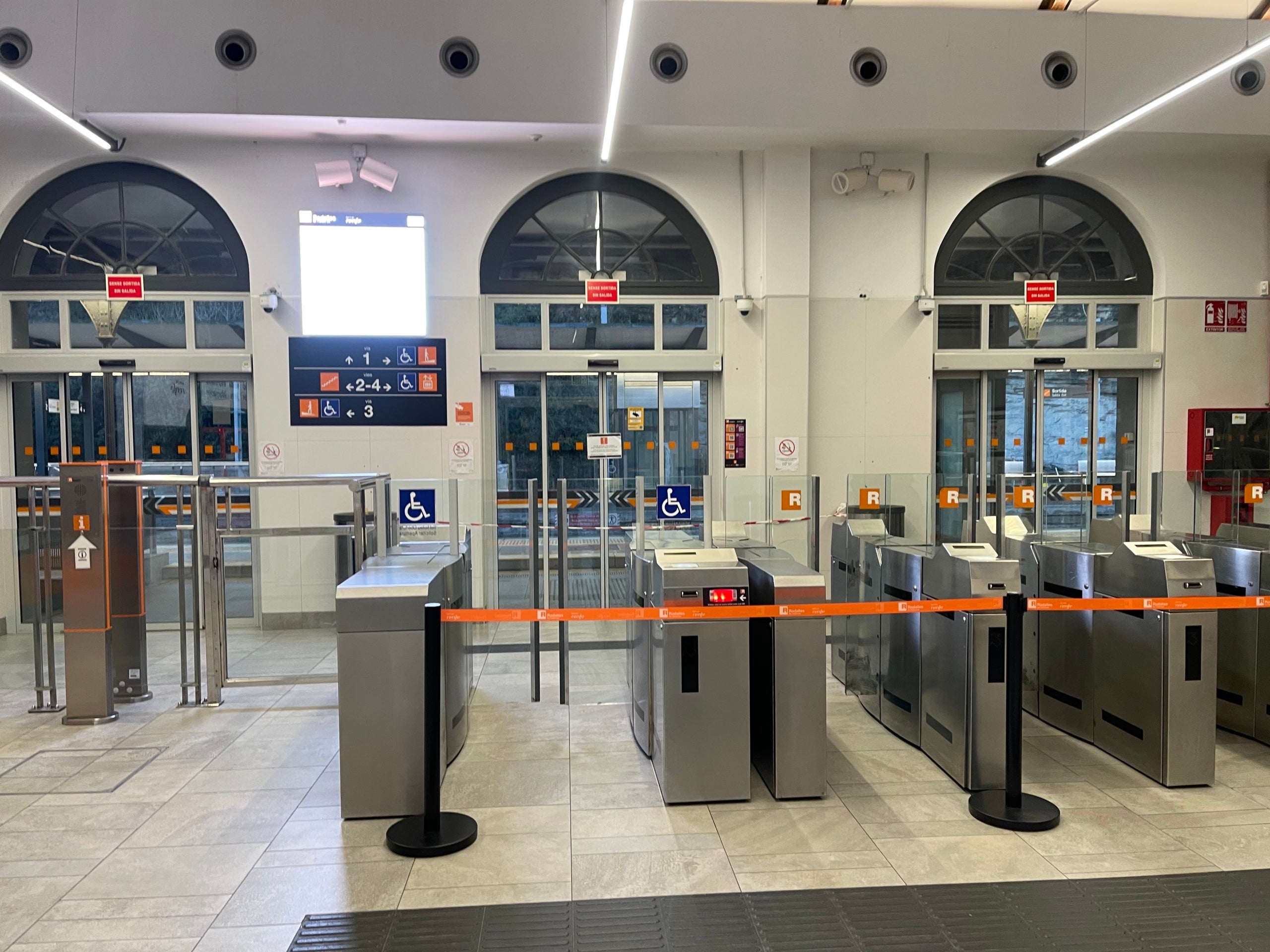 L'estació de Renfe, aquest dilluns, tancada i barrada/Quico Sallés