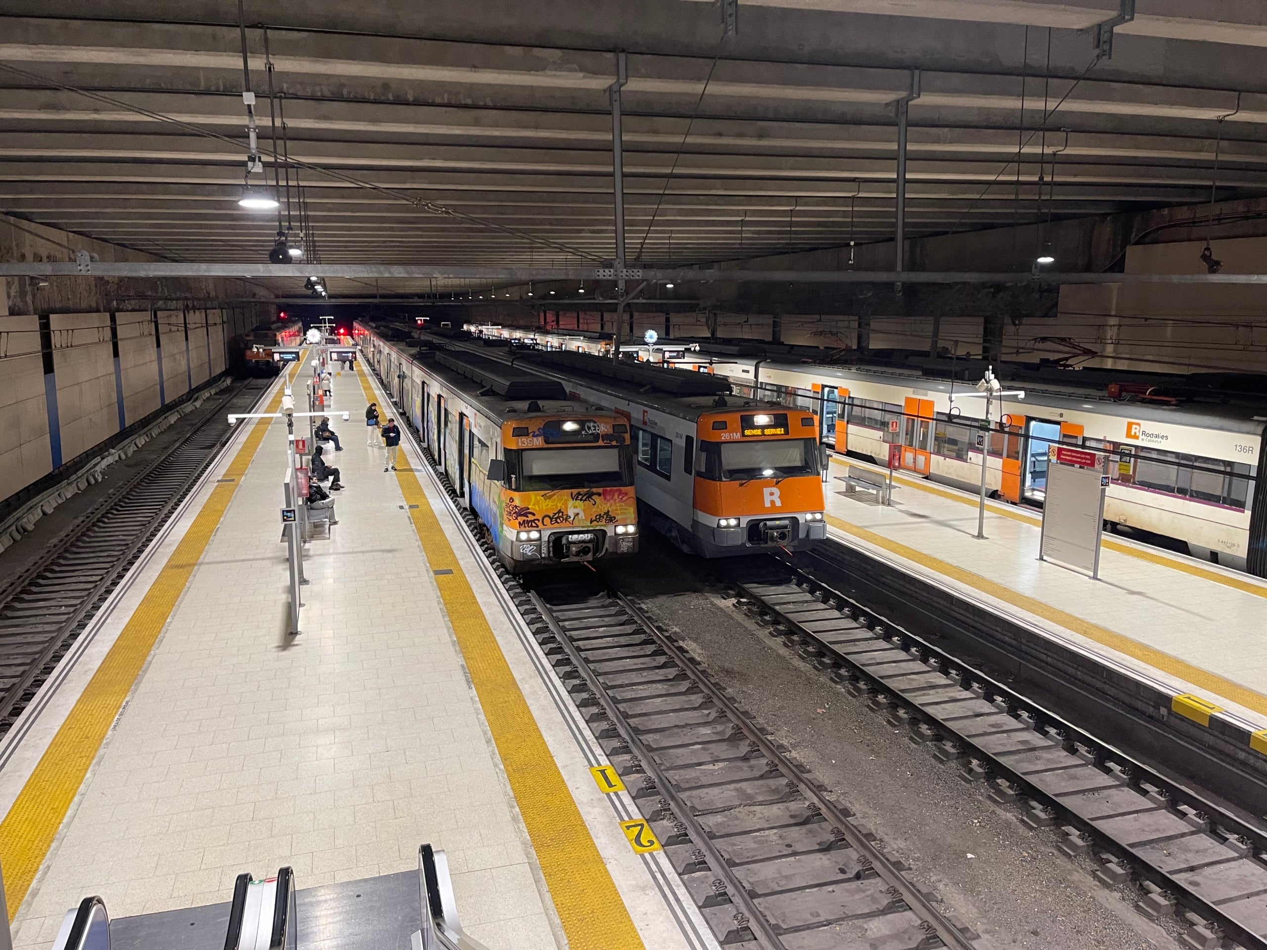 L'estació de Manresa Nord aquest matí amb trens que no se sabia si sortien o no/Quico Sallés