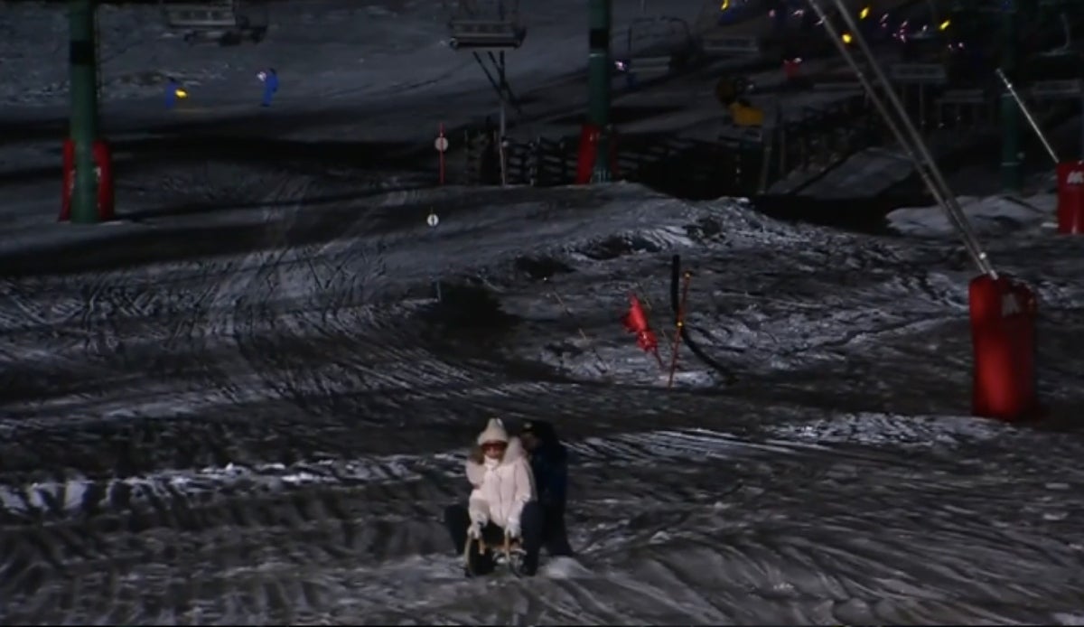 Sandra Barneda i Xuso Jones bajan en trineo | Mediaset