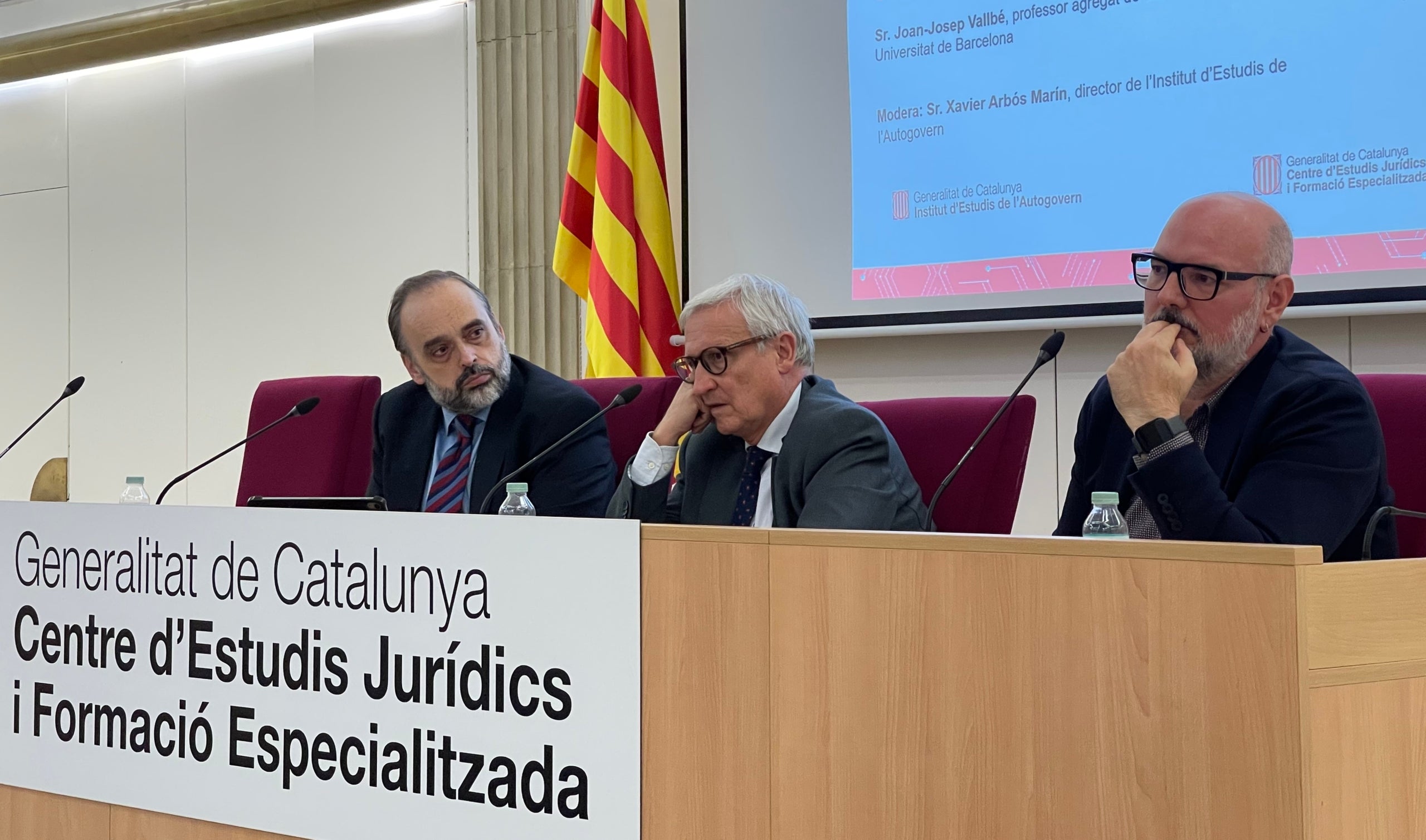 Joan-Josep Vallbé, a la dreta de la imatge en una sessió de l'IEA dirigit pel catedràtic Xavier Arbós, al centre de la imatge/Quico Sallés