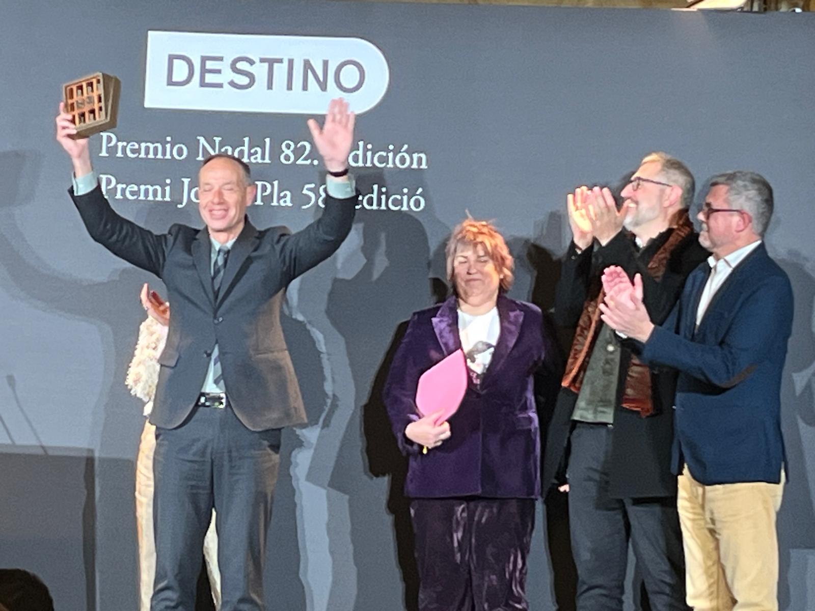 Francesc Torralba, amb el guardó del premi Josep Pla de prosa catalana / Sílvia Barroso