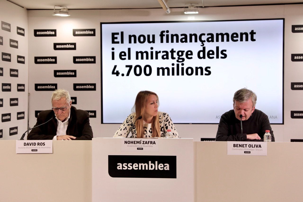 La vicepresidenta de l'ANC, Nohemí Zafra,  amb Benet Oliva, coordinador de la Comissió d'Estratègia i Discurs, i David Ros, sectorial d'Economistes de l'ANC 