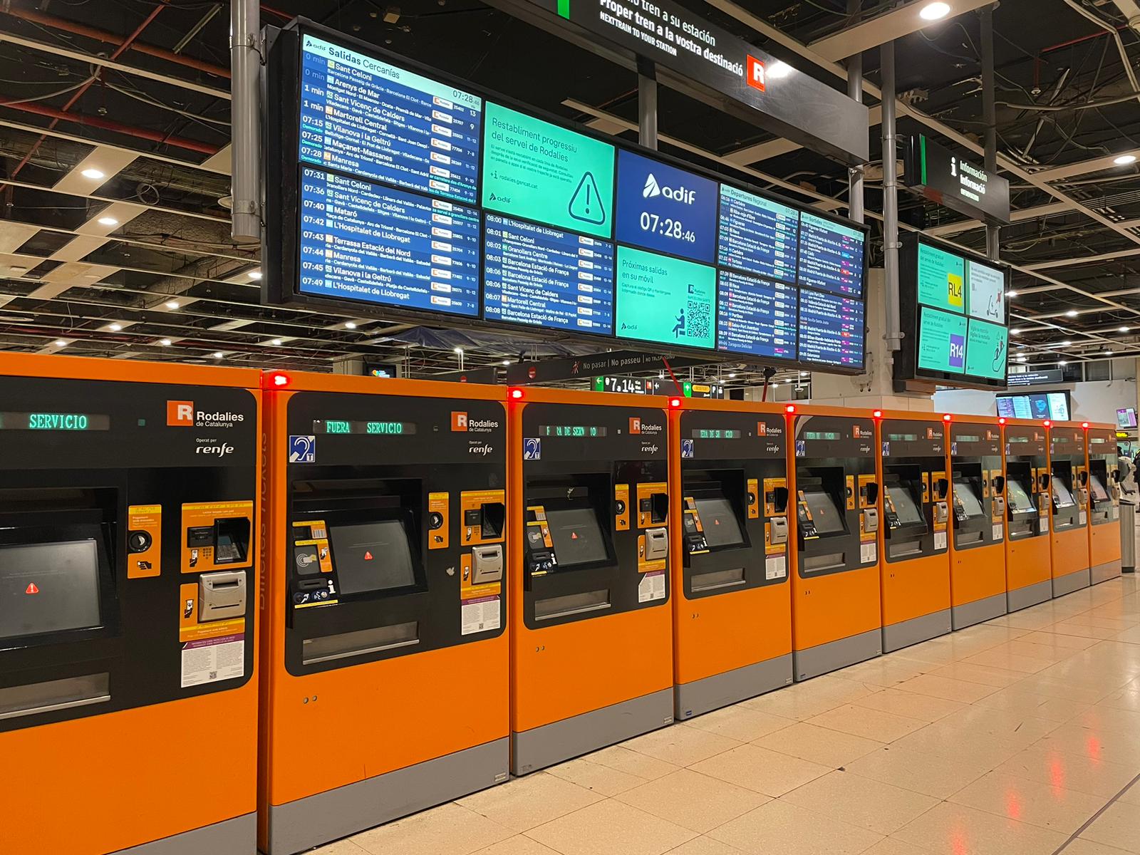 Màquines expenedores de bitllets buides i indicacions sobre el suposat restabliment progressiu del servei aquest dilluns al matí a l'estació de Sants / Anton Rosa