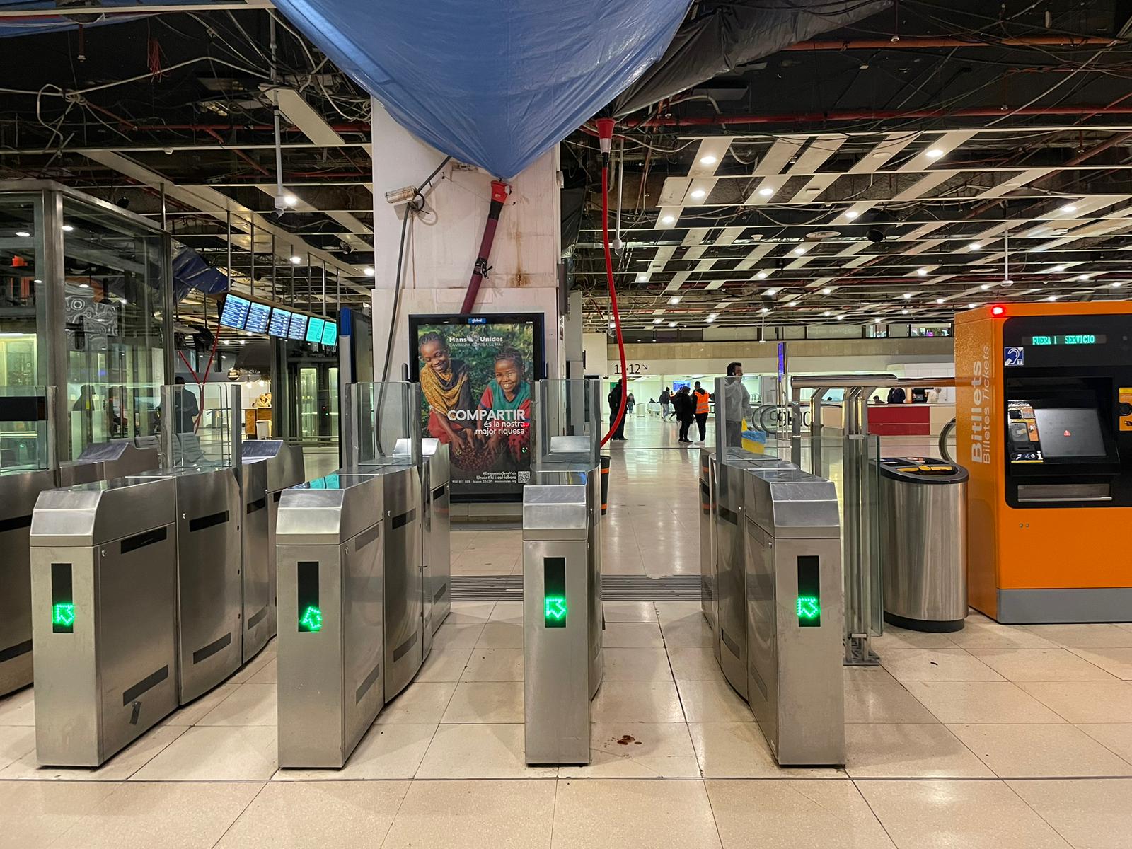 Accessos sense passatgers aquest dilluns al matí a l'estació de Sants / Anton Rosa