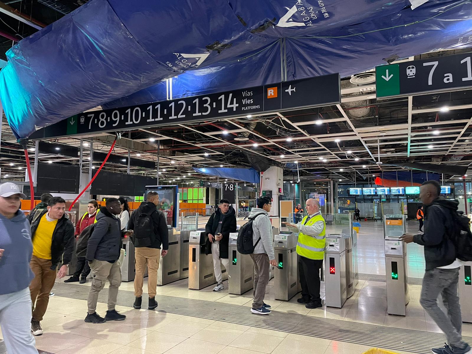 Passatgers desconcertats el dia del suposat restabliment progressiu del servei de Rodalies, aquest dilluns al matí a l'estació de Sants / Anton Rosa