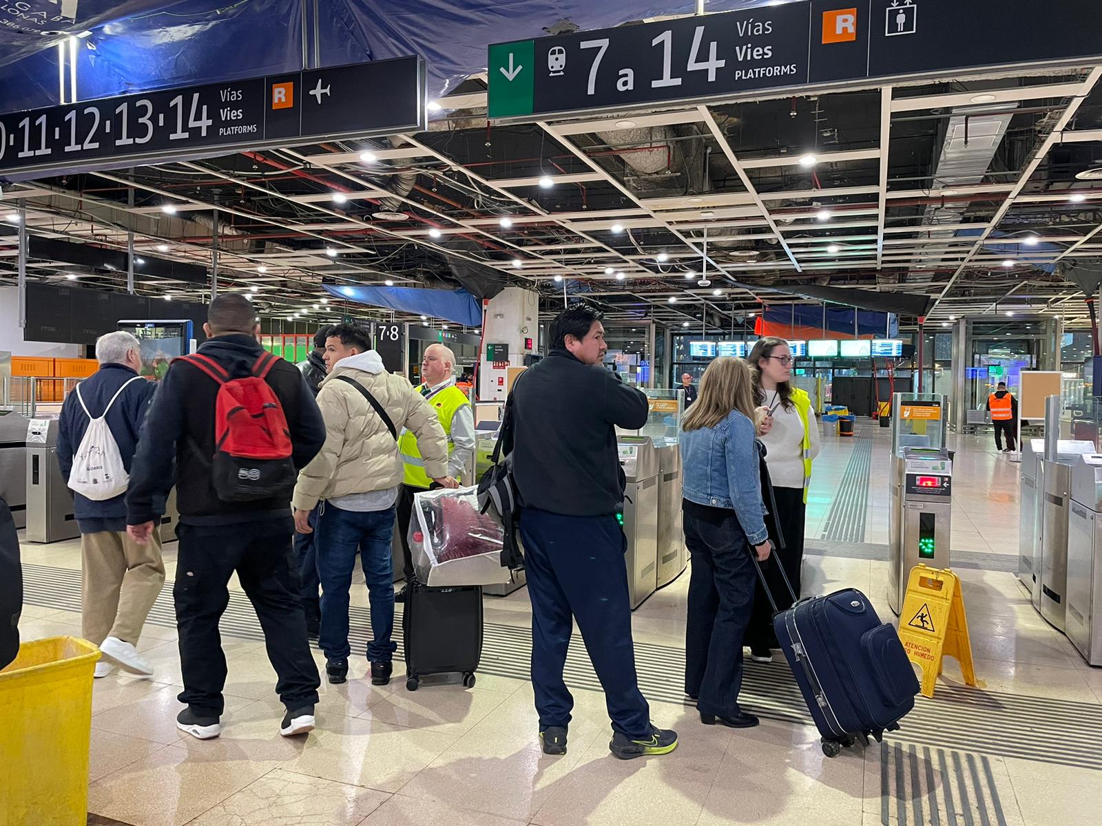 Passatgers desconcertats el dia del suposat restabliment progressiu del servei de Rodalies, aquest dilluns al matí a l'estació de Sants / Anton Rosa