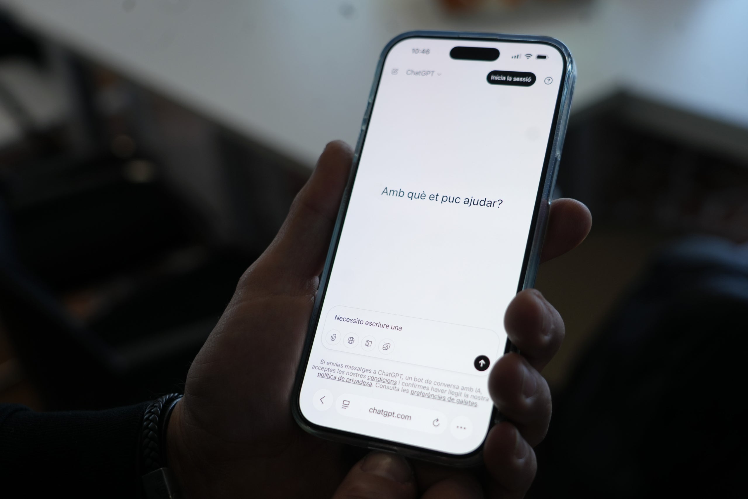 Un usuari utilitza la IA a través de ChatGPT / ACN