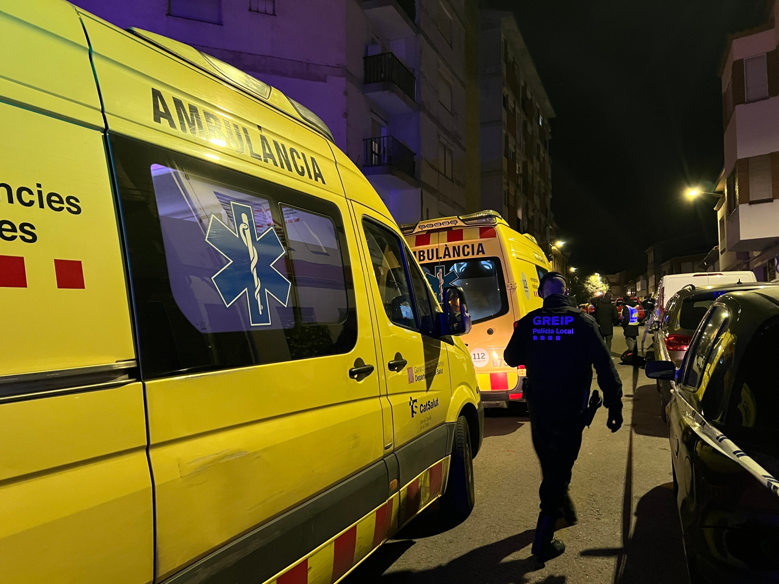 Ambulàncies del SEM en un incendi amb cinc víctimes mortals en un edifici de Manlleu | Lourdes Casademont (ACN)