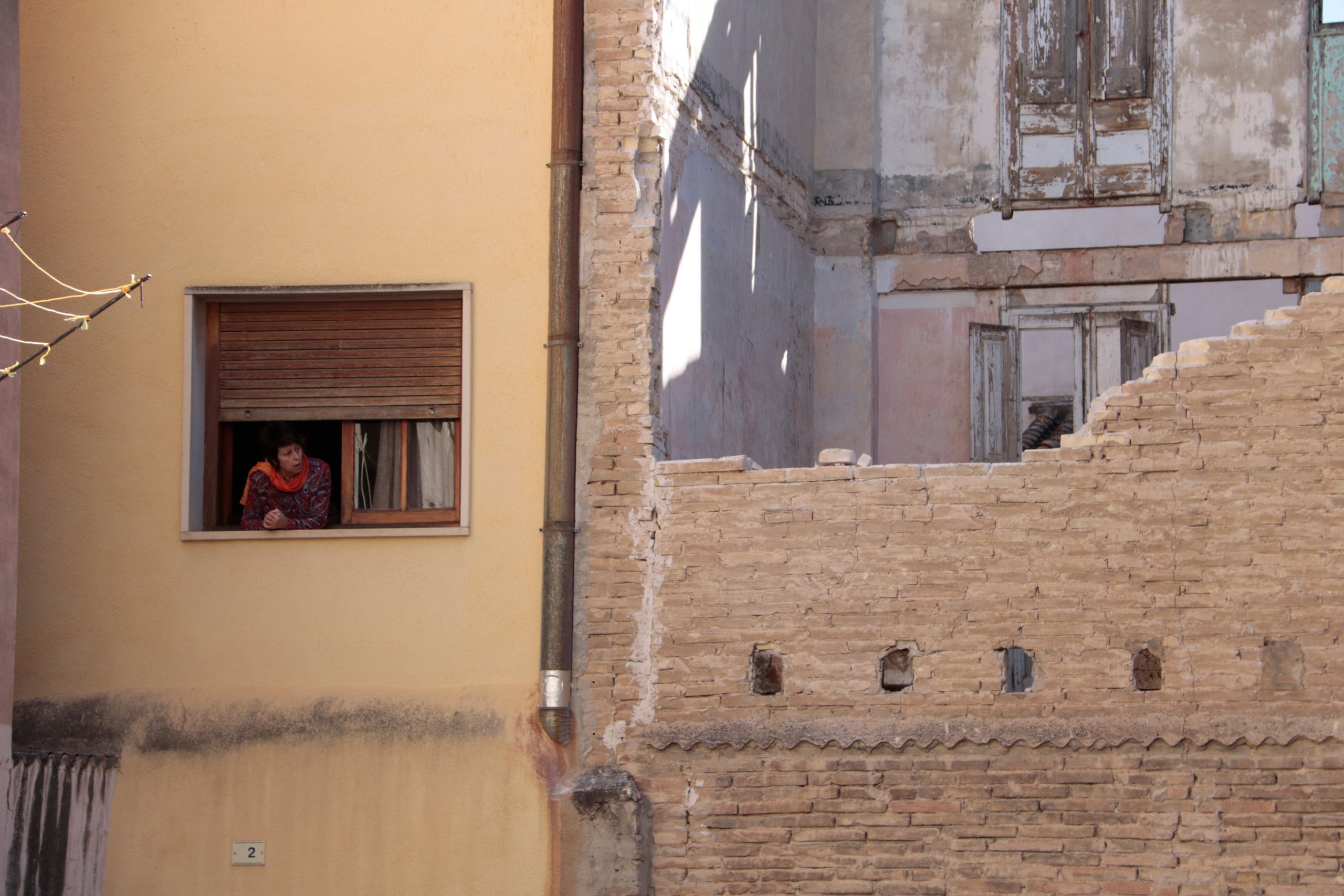 Una veïna de la Plaça Antonio Casanova de Tortosa observa els desperfectes ocasionats per l'episodi de vent a la ciutat de Tortosa / Ariadna Escoda (ACN)