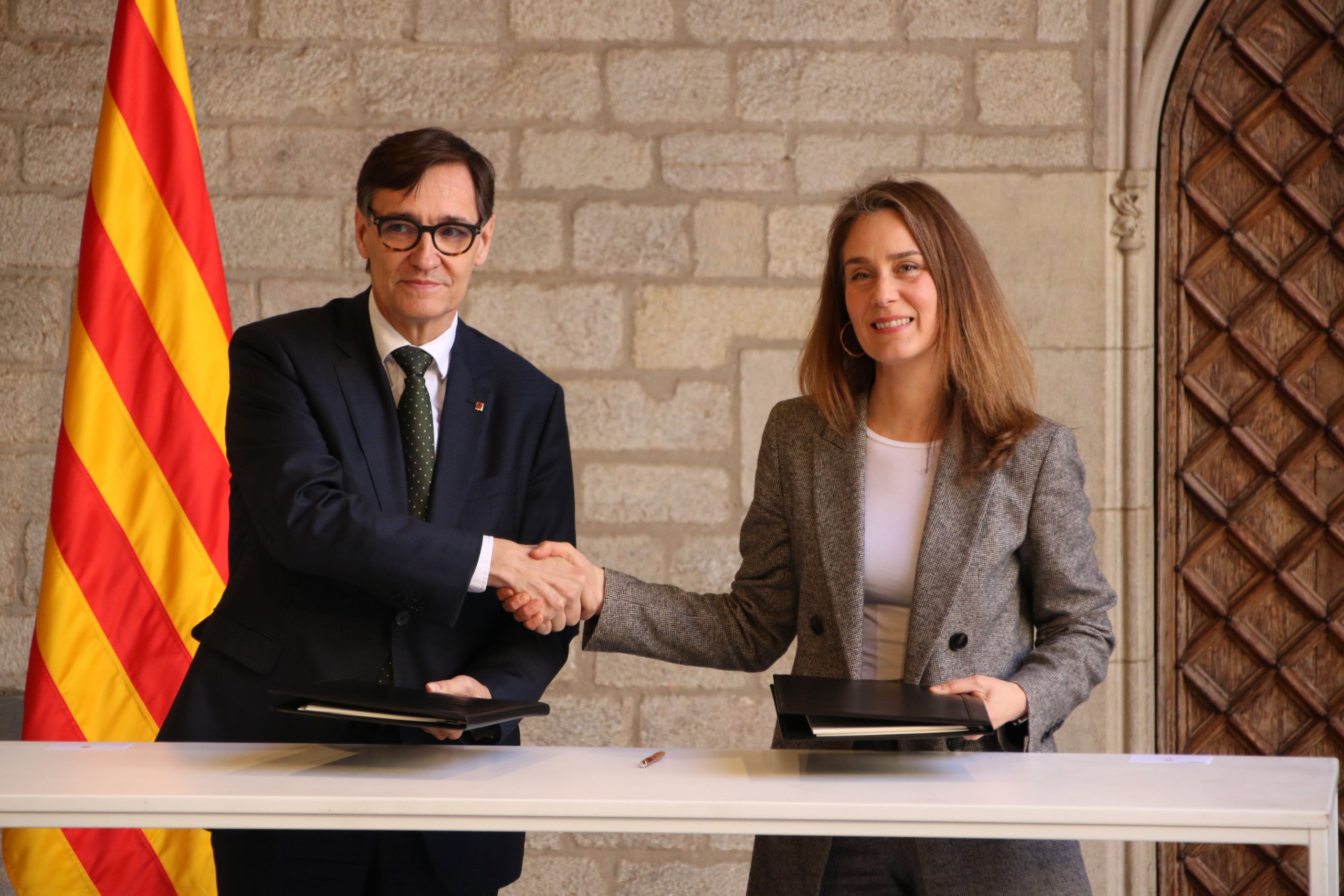 El president de la Generalitat, Salvador Illa, i la presidenta dels Comuns al Parlament, Jéssica Albiach, signen l'acord per als pressupostos / ACN