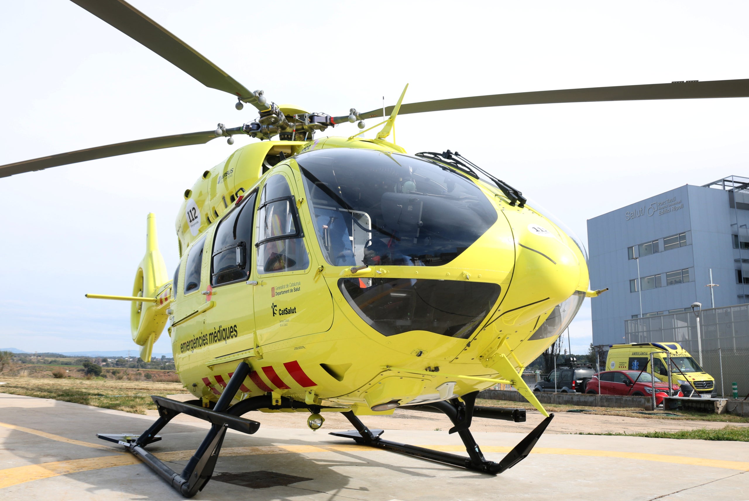 Un helicòpter medicalitzat del SEM a l'heliport de l'Hospital Parc Taulí de Sabadell / ACN