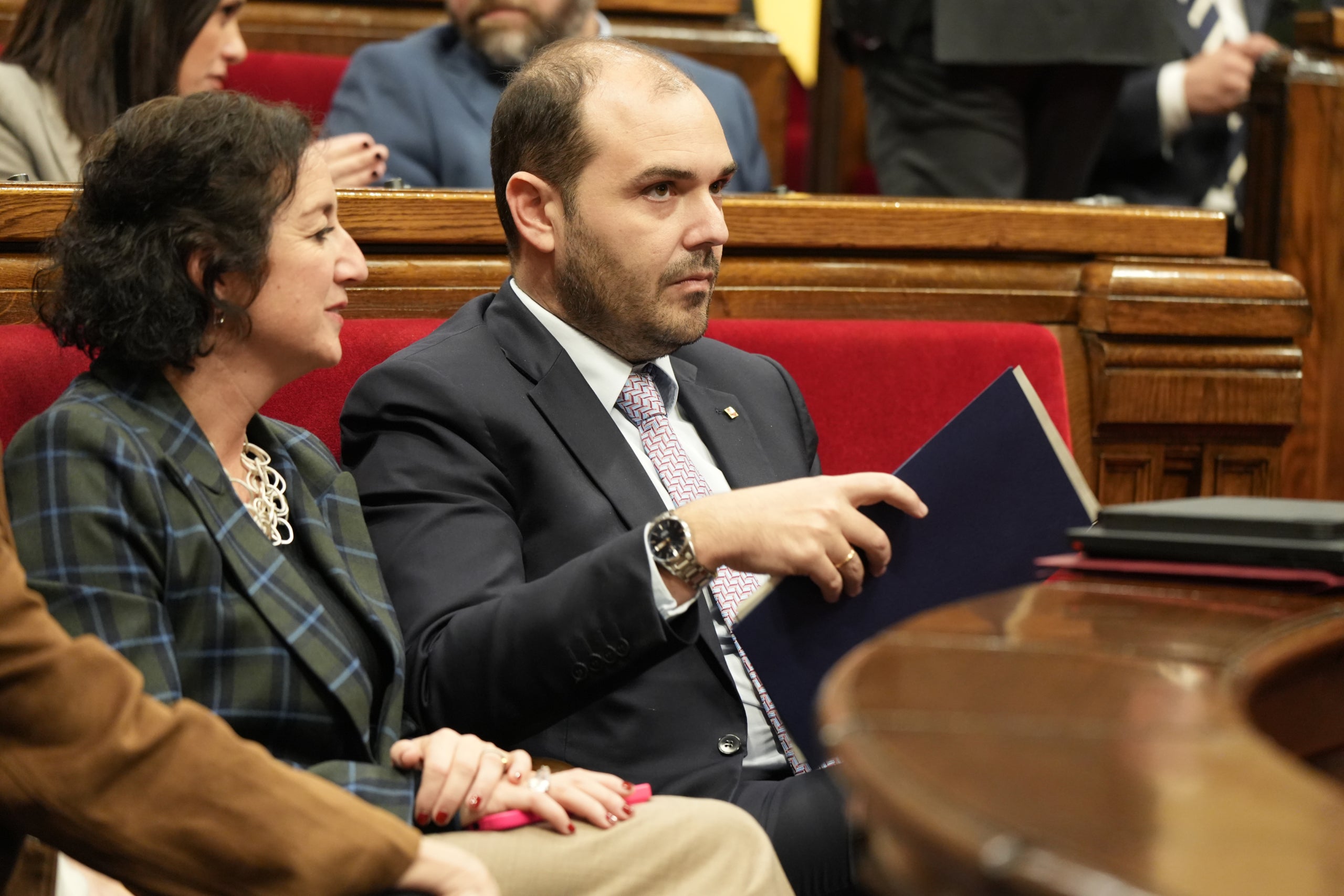 El conseller de la Presidència en funcions de president, Albert Dalmau, amb la consellera d'Economia, Alícia Romero, al ple del Parlament en el marc del debat monogràfic sobre l'ascensor social | Marta Sierra (ACN)