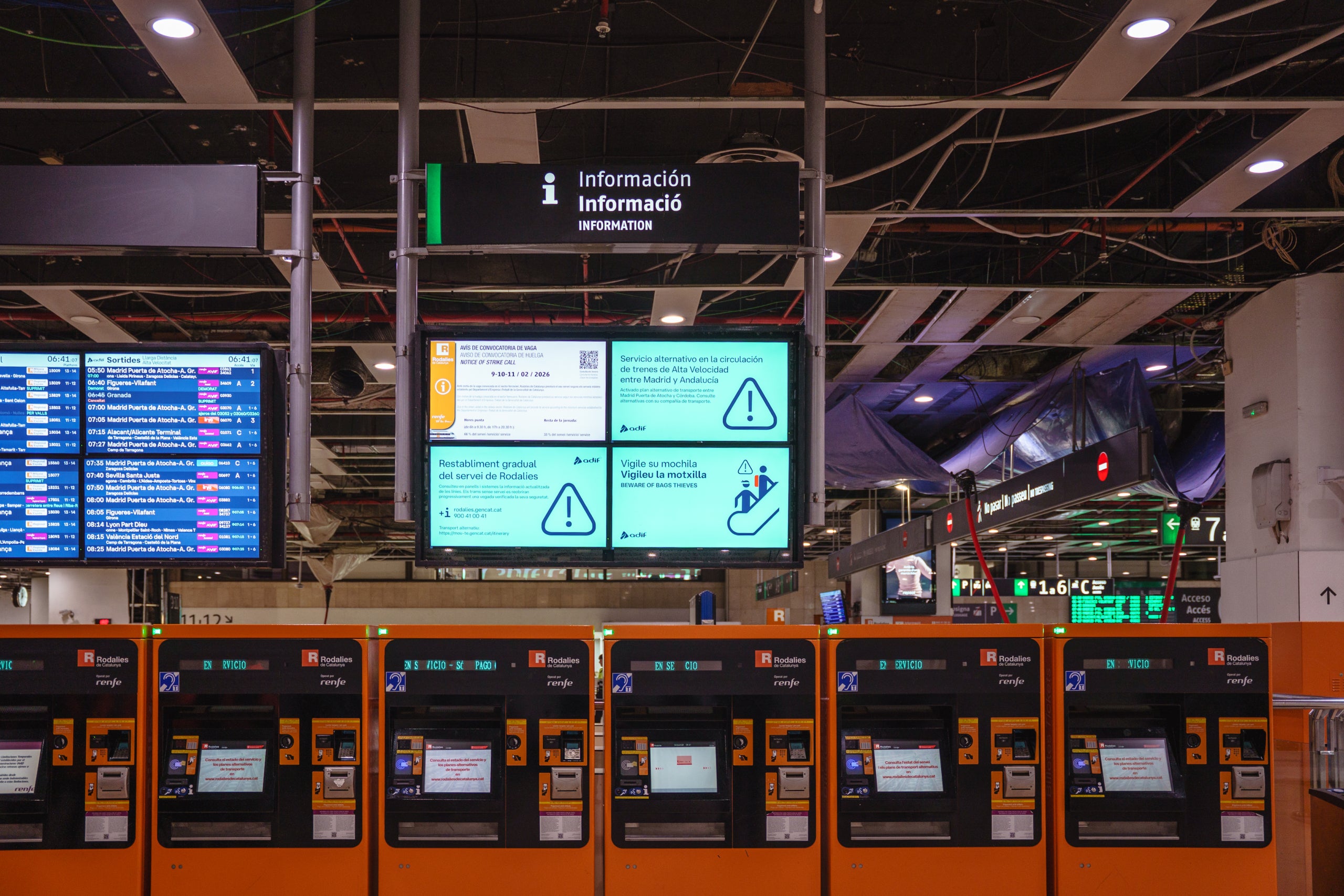Pantalles de l’estació de Sants informen de la vaga de maquinistes | Marc Font (ACN)