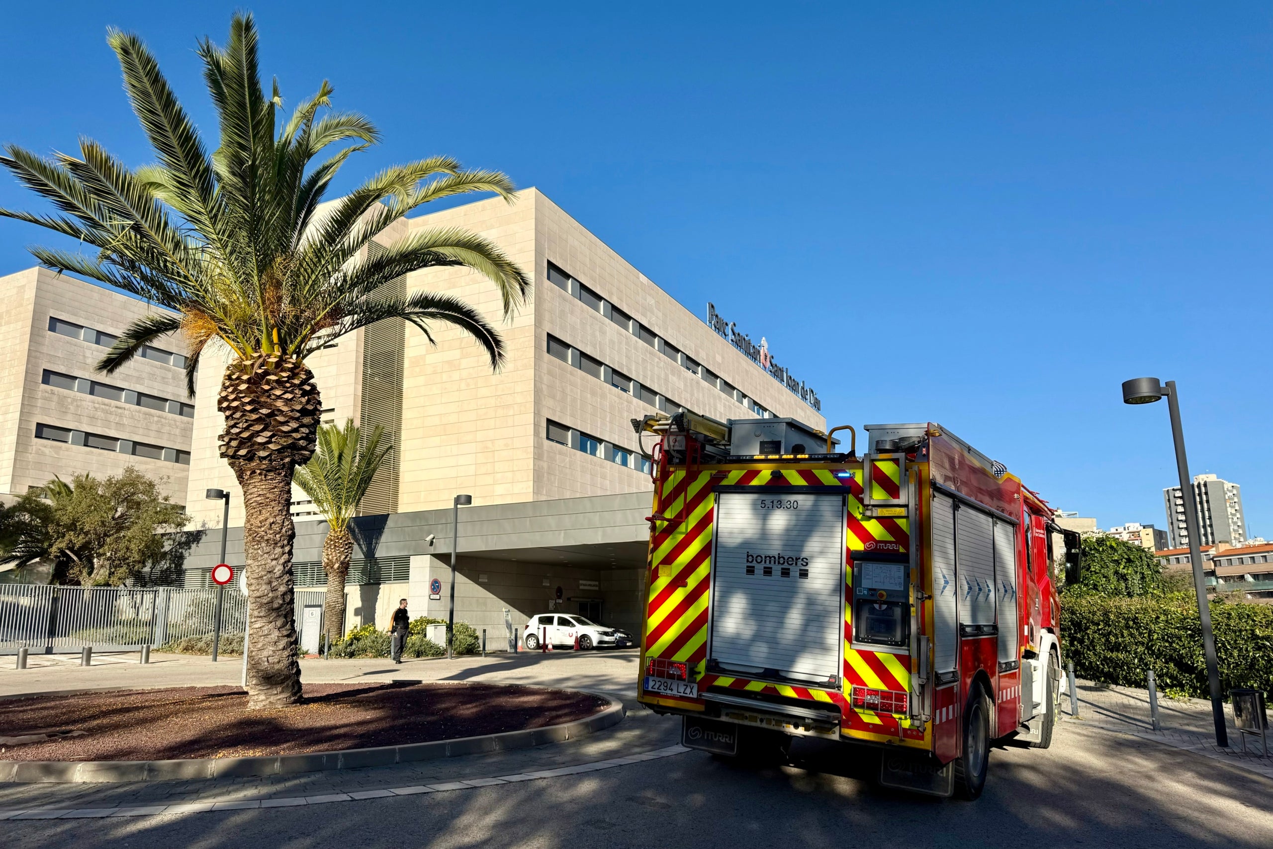 Un camió de bombers a l'Hospital Sant Joan de Déu durant les ventades / ACN
