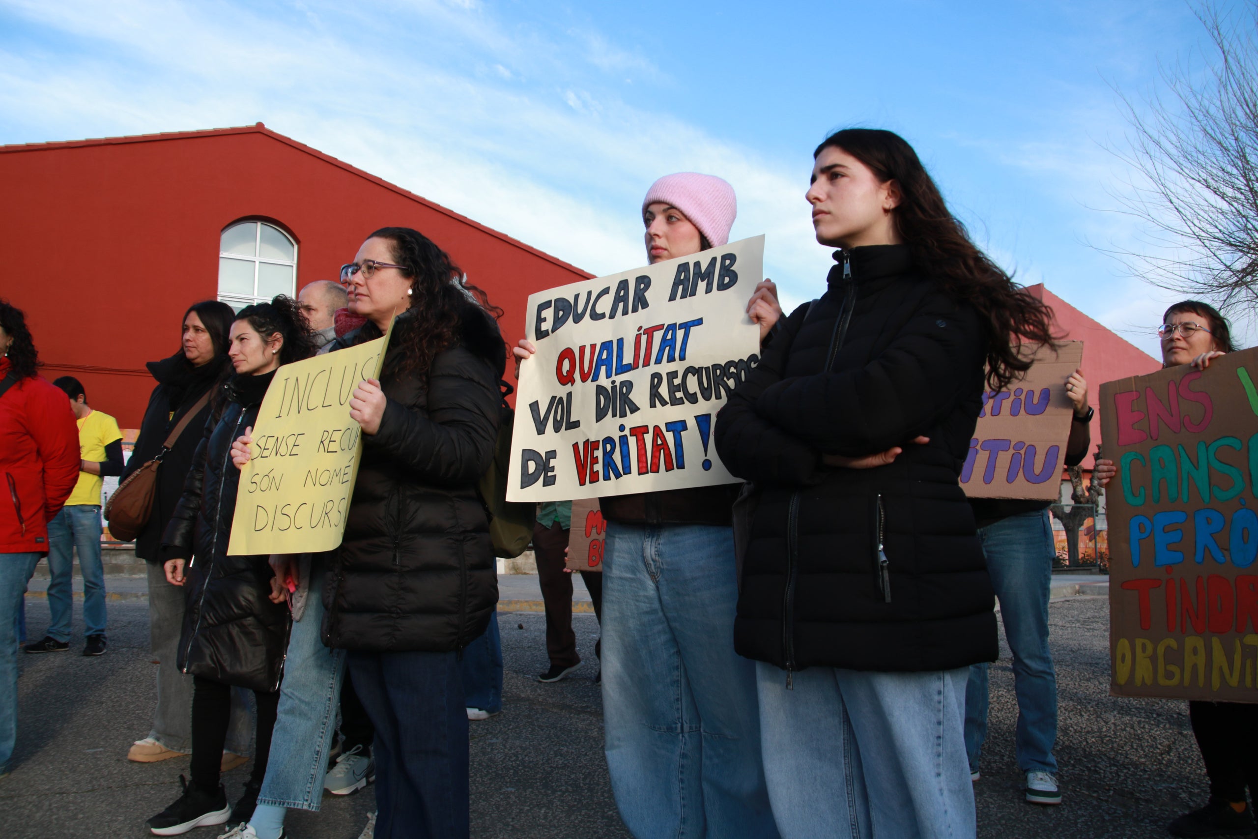 Mestres que fan vaga amb cartells revindicatius durant la lectura d'un manifest al punt de trobada del Vendrell | Mar Rovira / Arnau Martínez (ACN)