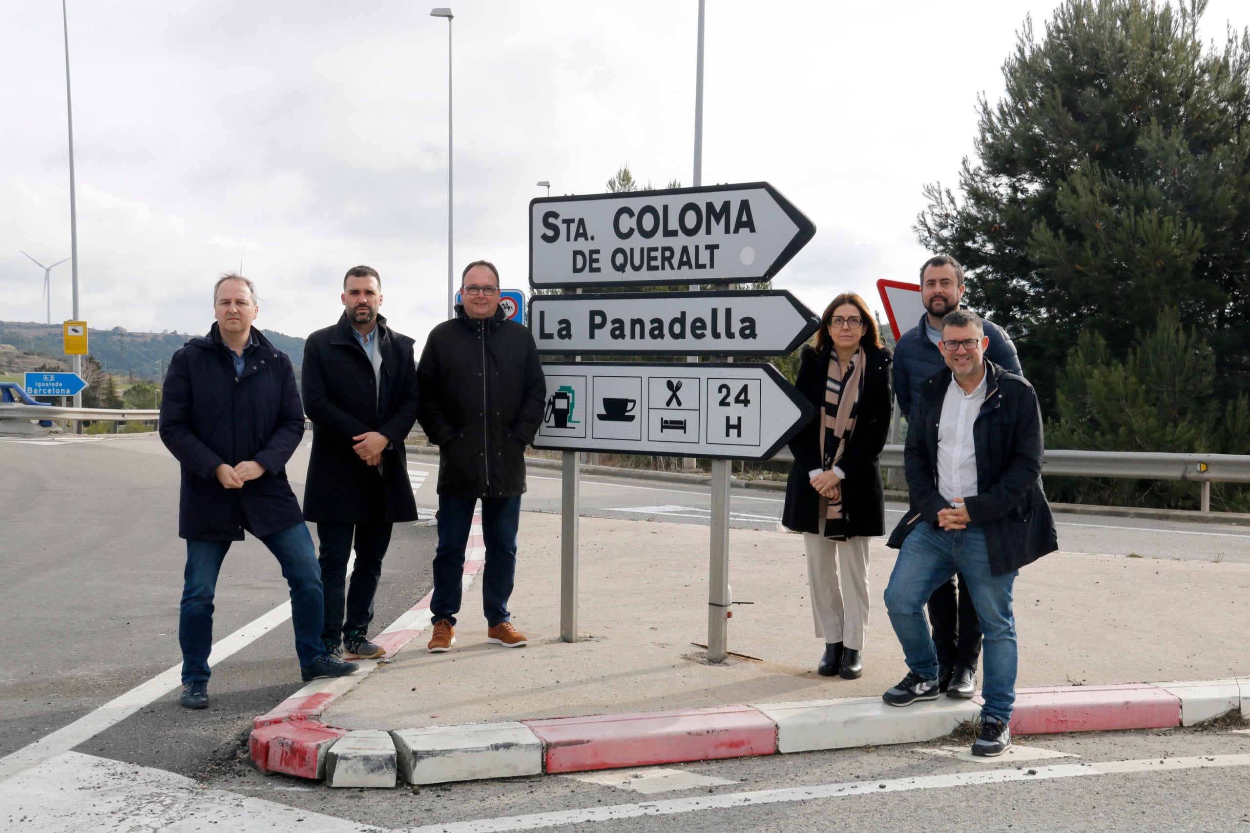 Representants d'Impulsem Lleida i Impulsem el Penedès, a prop de l'entrada de l'A-2 a la Panadella, on s'ha presentat el manifest 'Per un model de país per a Catalunya' / ACN