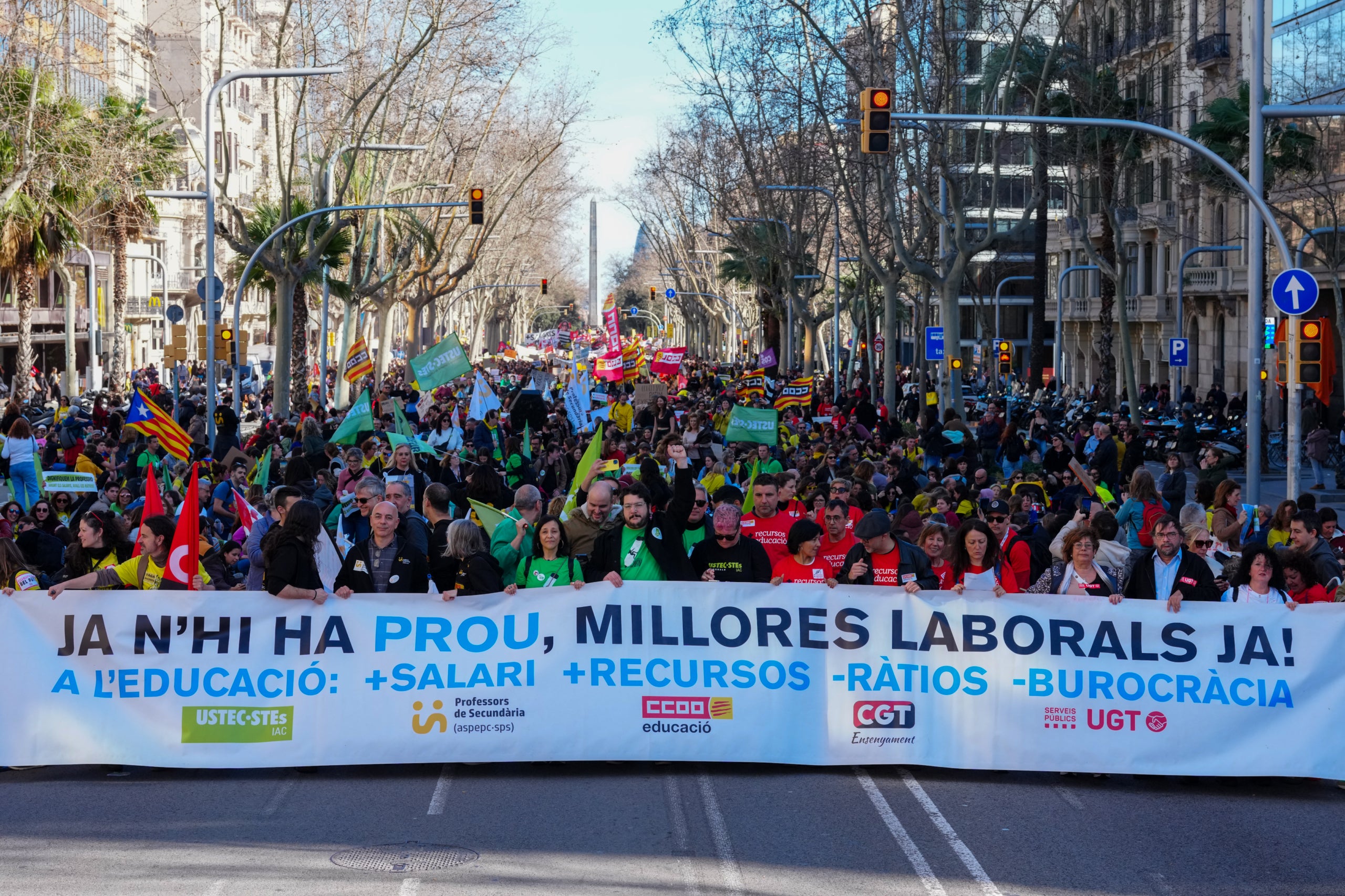 Imatge de la capçalera de la manifestació multitudinària de docents a Barcelona / ACN
