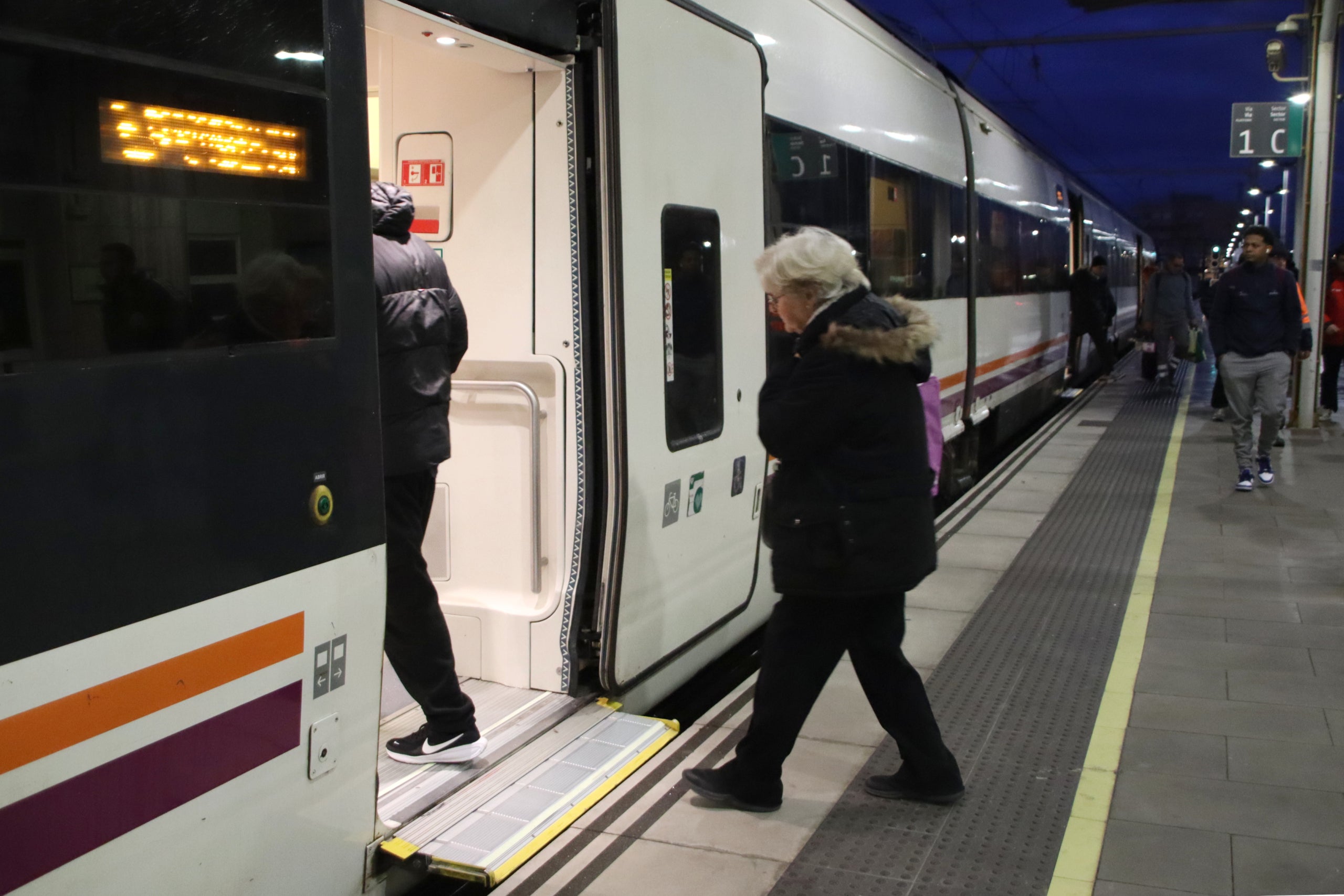 Una viatgera puja al tren en direcció a Tortosa a l'estació de Tarragona, aquest dilluns al matí | Eloi Tost (ACN)