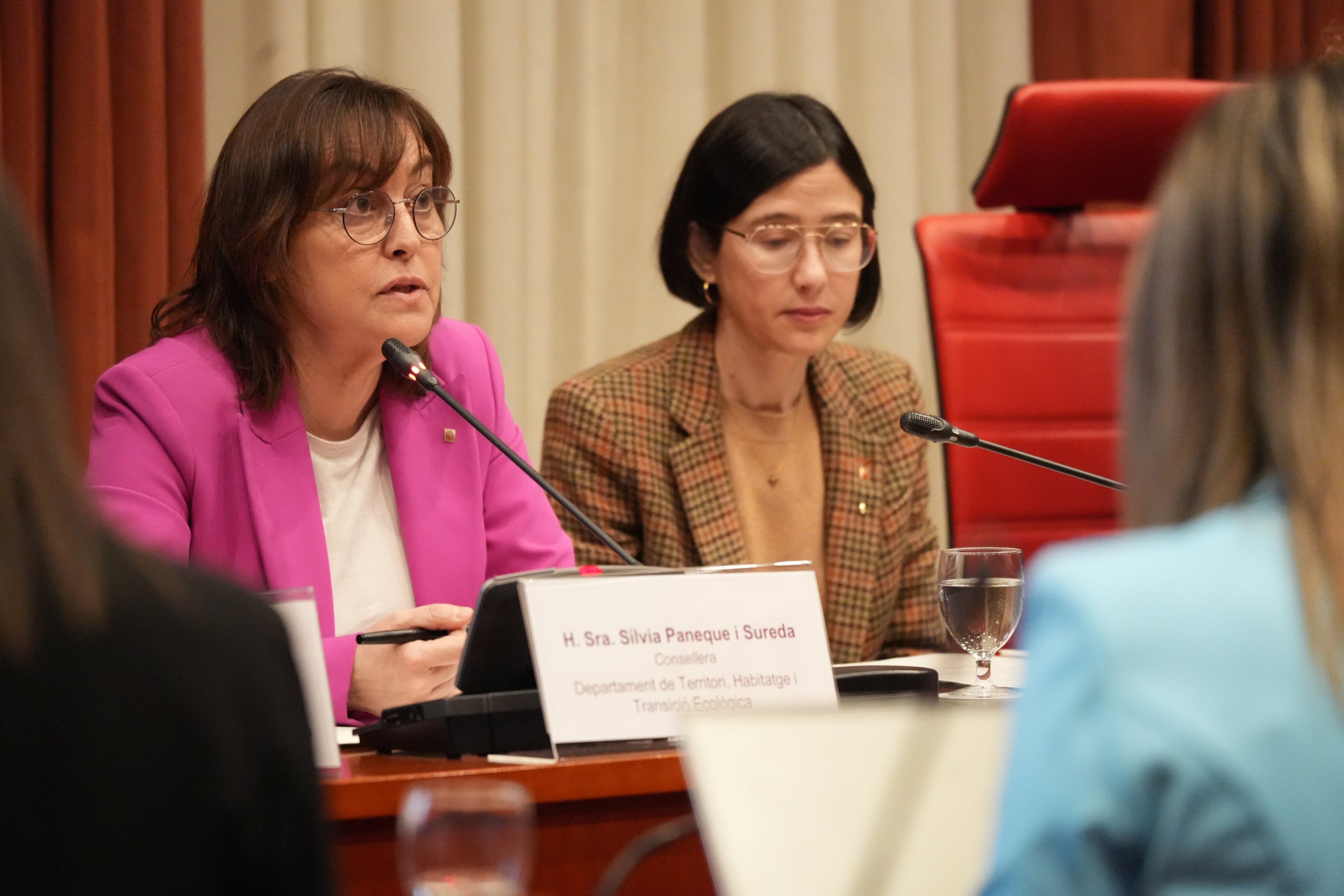 La consellera de Territori, Sílvia Paneque, compareix en comissió al Parlament per l'accident ferroviari de Gelida al costat de la consellera d'Interior, Núria Parlon | Marta Sierra (ACN)