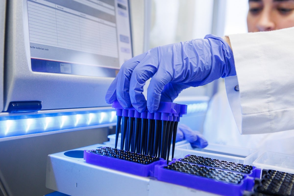 La biòpsia líquida permet analitzar l’ADN tumoral a partir d’una mostra de sang i ja ha beneficiat prop de 200 pacients | Departament de Salut