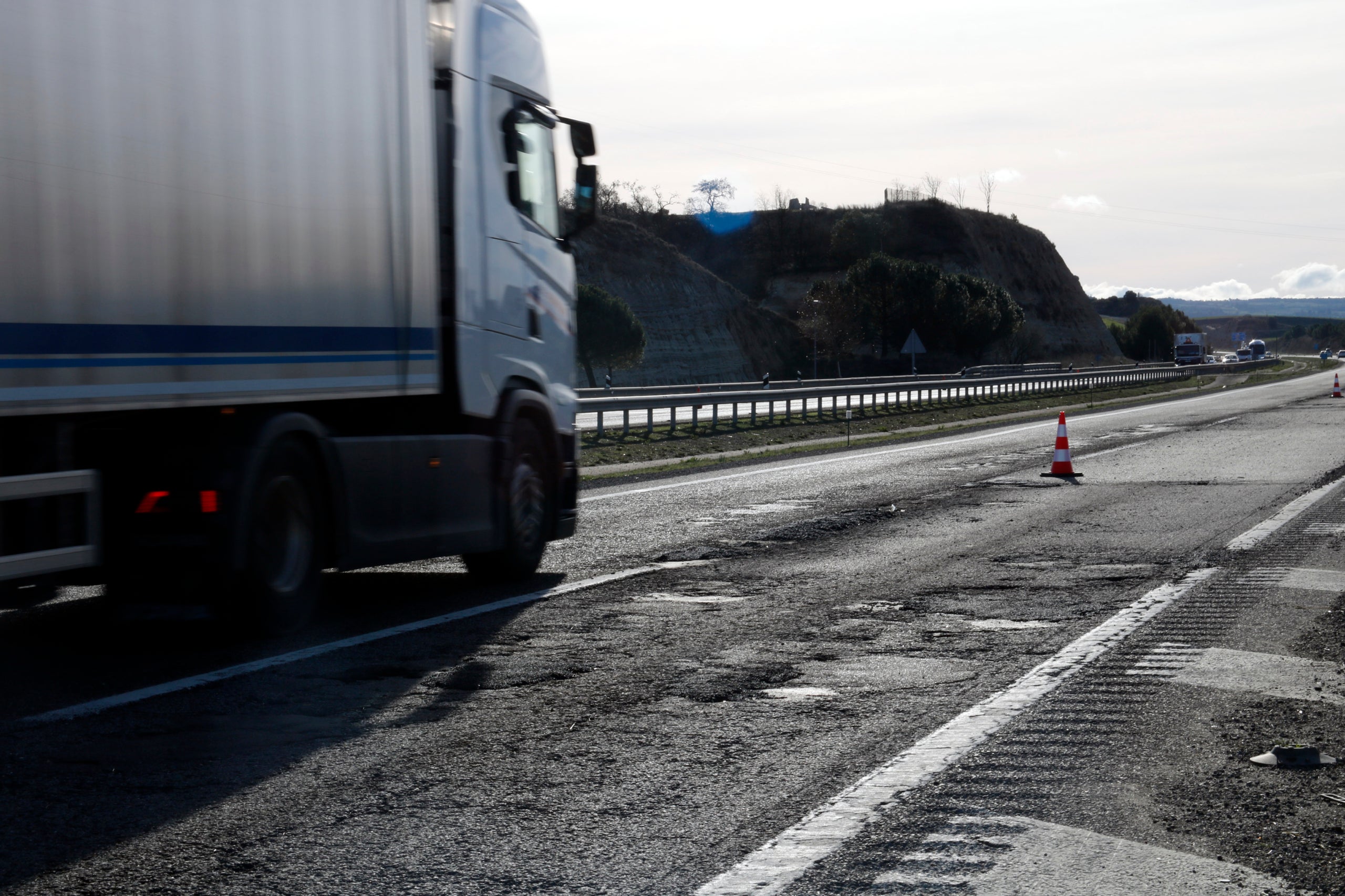 Paviment en mal estat i un camió circulant pel carril esquerre a l'autovia A-2 entre Cervera i Ribera d'Ondara en sentit Barcelona | Anna Berga (ACN)