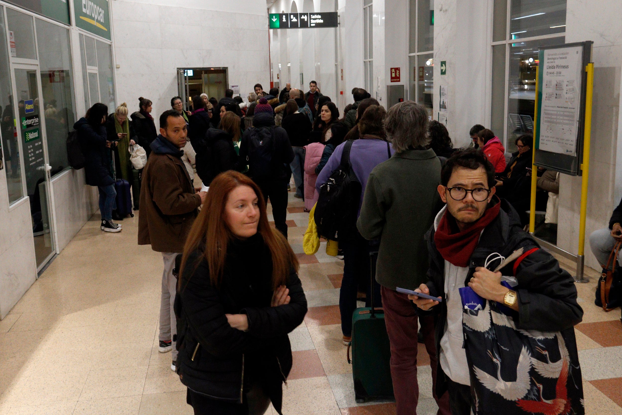 Cues d'usuaris afectats per la supressió de l'Avant entre Lleida i Barcelona davant l'oficina d'atenció al client de l'estació de Lleida-Pirineus. | Roger Segura (ACN)