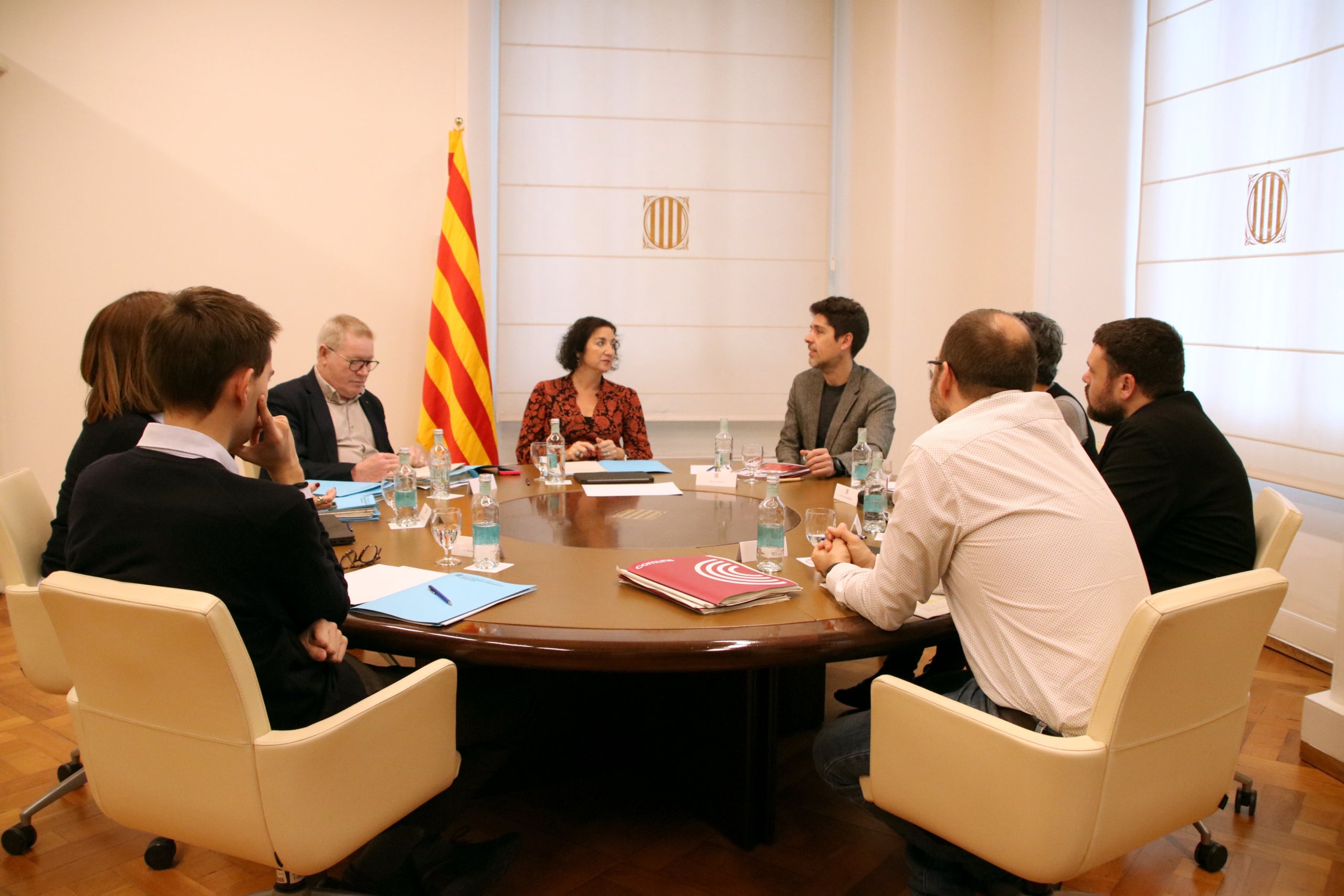 Moment de la reunió de Govern i Comuns pels pressupostos | Sara Soteras / Nazaret Romero (ACN)