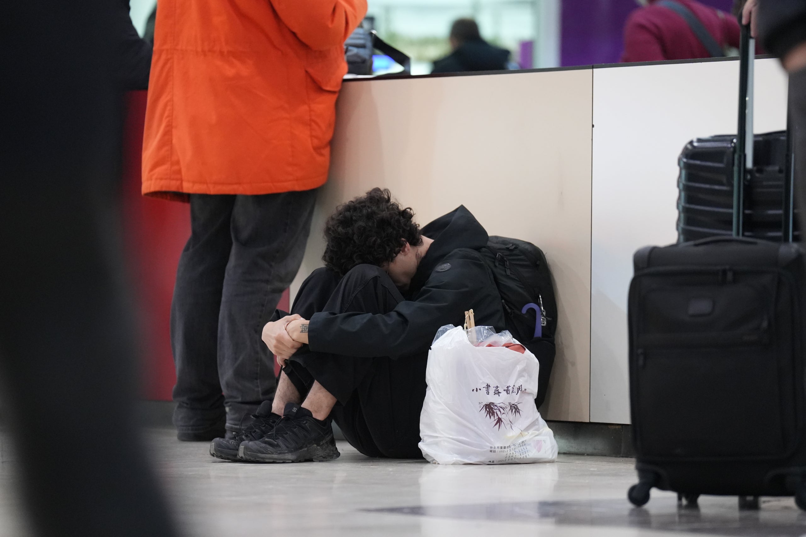 Diverses persones esperen a l'estació de Sants davant el control d'accés a l'alta velocitat en plena crisi a Rodalies / David Zorrakino (Europa Press)