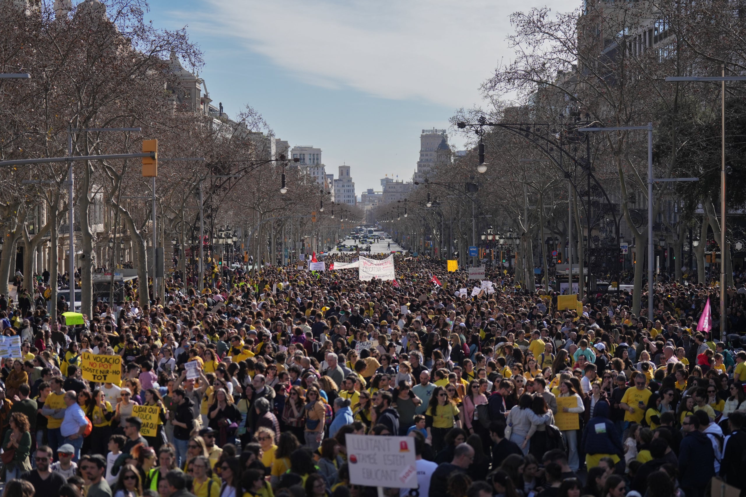 Desenes de milers de persones durant la manifestació de docents i personal d'atenció educativa per les millores laborals / David Zorrakino (Europa Press)