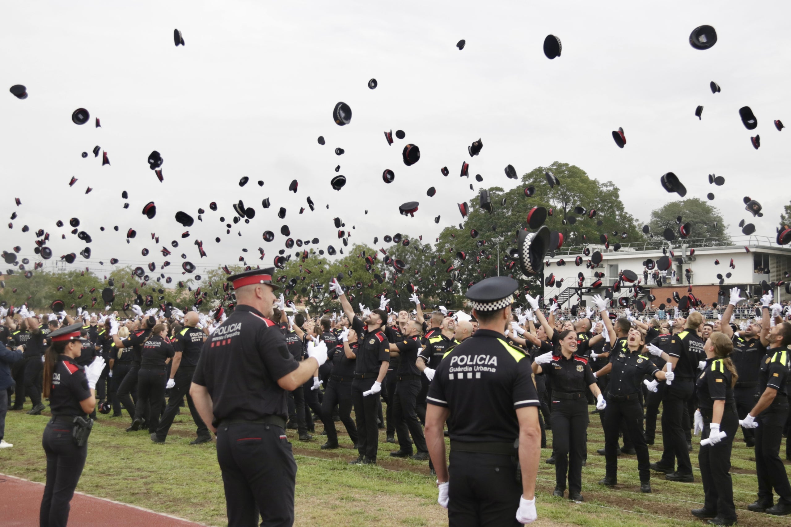 Lanzamiento de gorras al final del acto de entrega de diplomas del Curso Básico de Policía, en el Instituto de Seguridad Pública de Cataluña, en 2024 / ACN