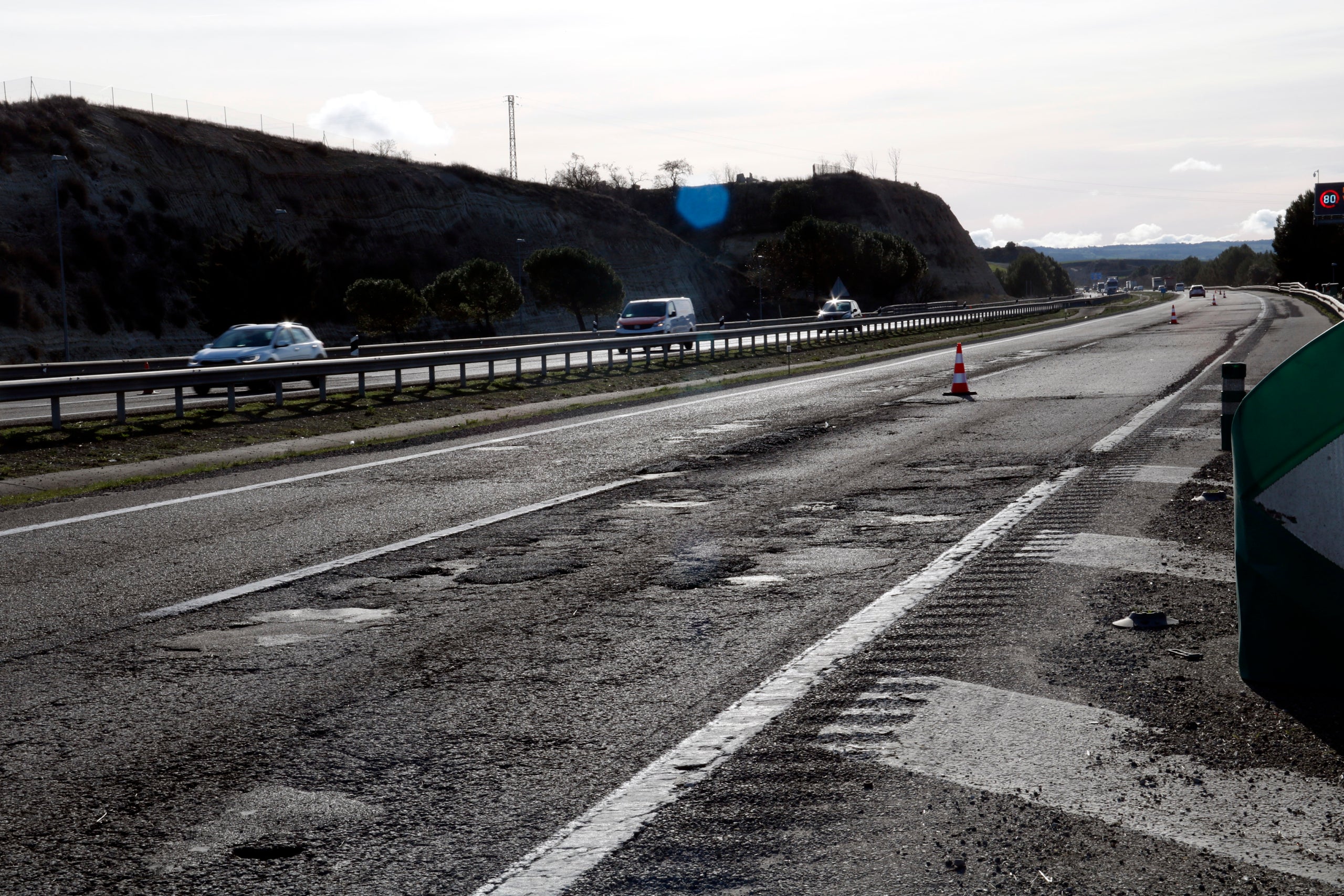 Paviment en mal estat a l'autovia A-2 entre Cervera i Ribera d'Ondara en sentit Barcelona | Anna Berga (ACN)