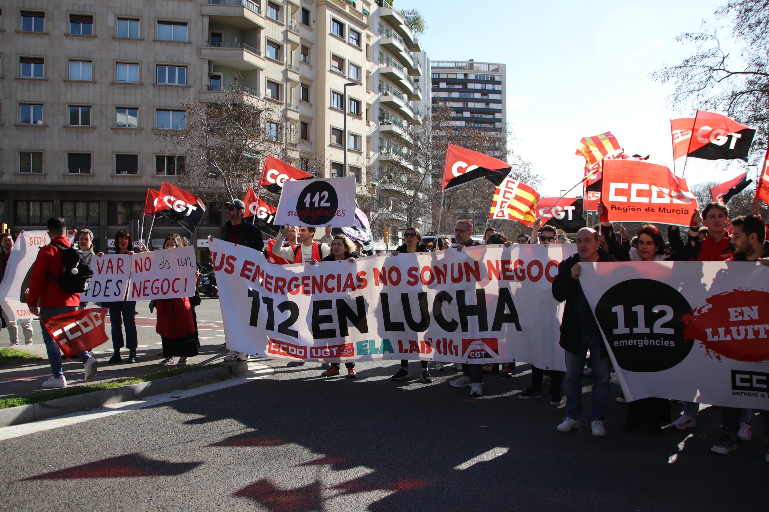 Protesta dels treballadors del telèfon d'emergències de Catalunya 112 davant la seu d'Interior / Blanca Blay (ACN)