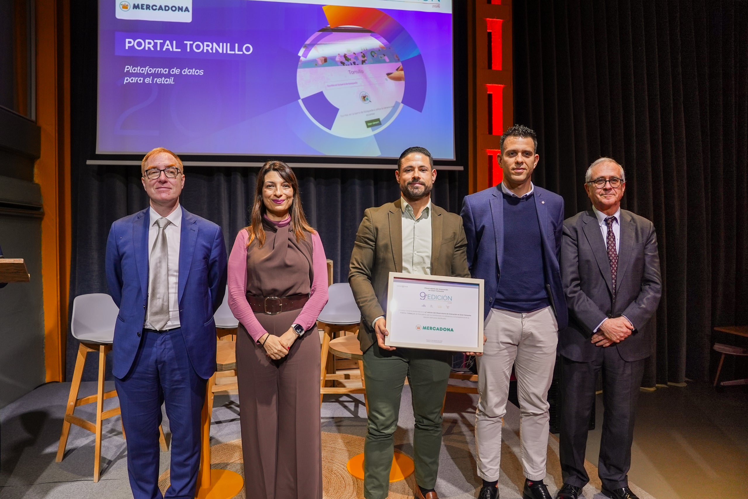 Rubén Calzado (amb el diploma del reconeixement) i Rafael García (2n per la dreta), responsables del projecte 'Portal tornillo' de Mercadona / Cedida